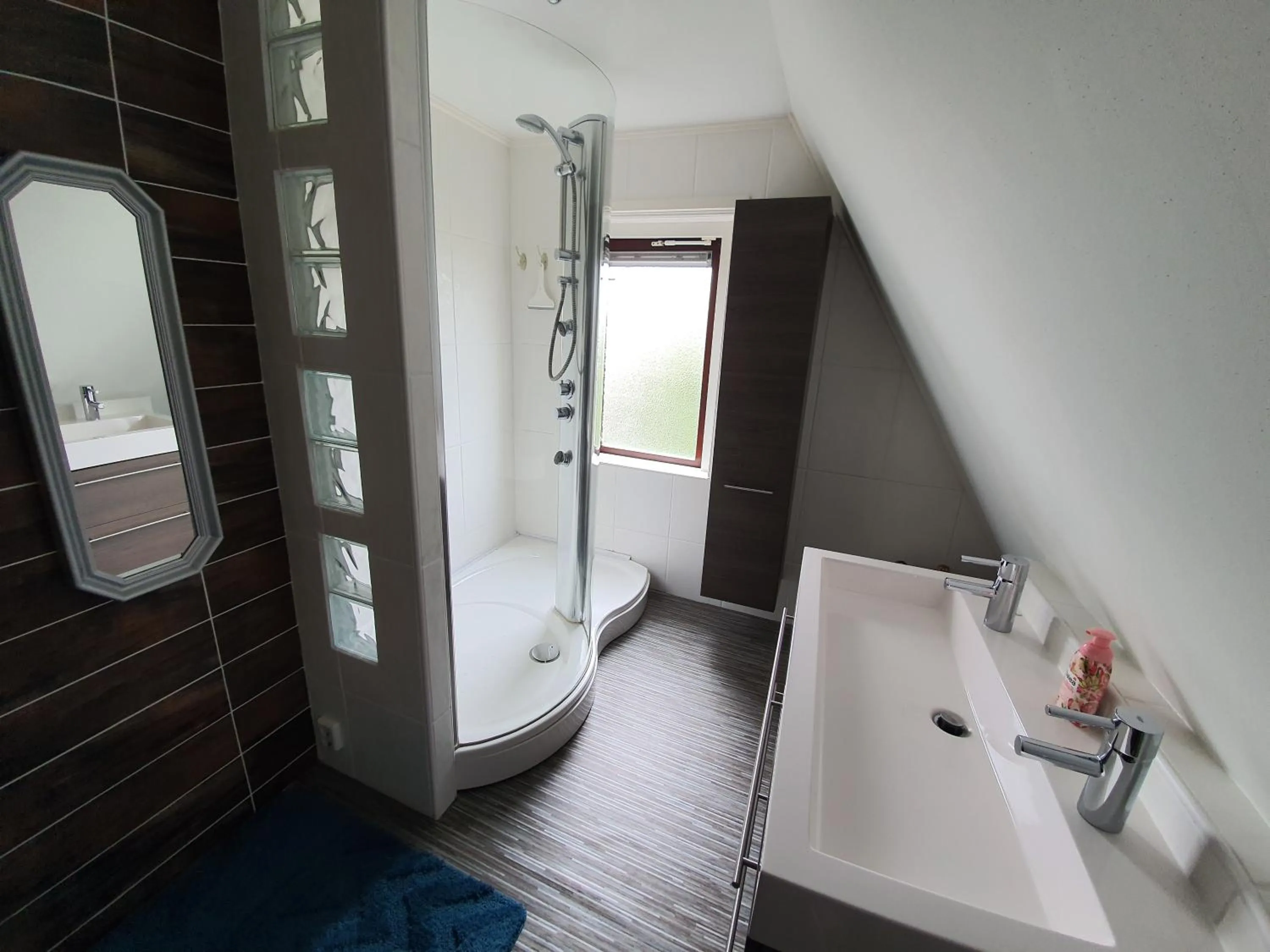 Bathroom in B&B MaasLandje