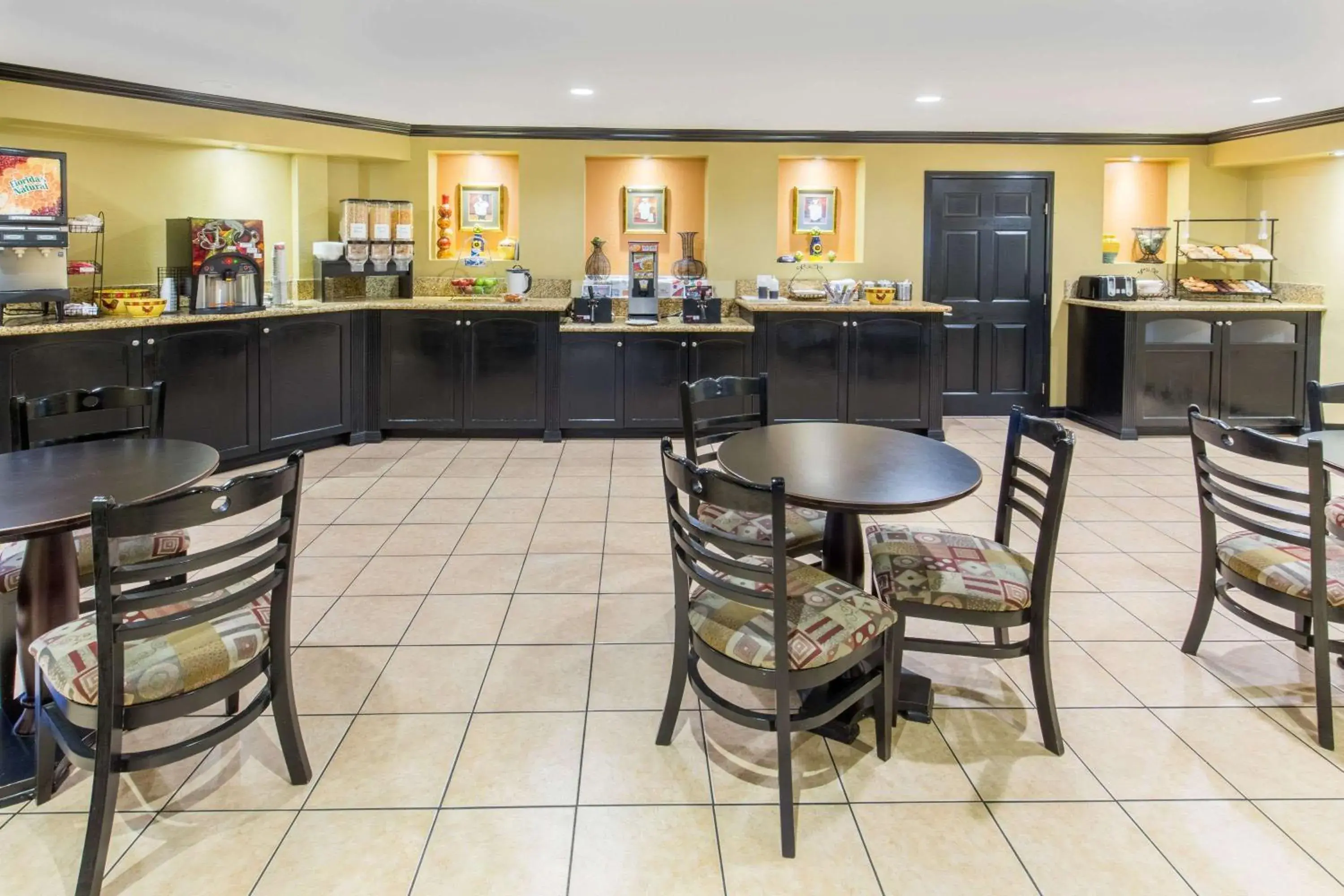 Restaurant/places to eat in Ramada by Wyndham Ontario Airport & Convention Center Restaurant/places to eat in Ramada by Wyndham Ontario Airport & Convention Center