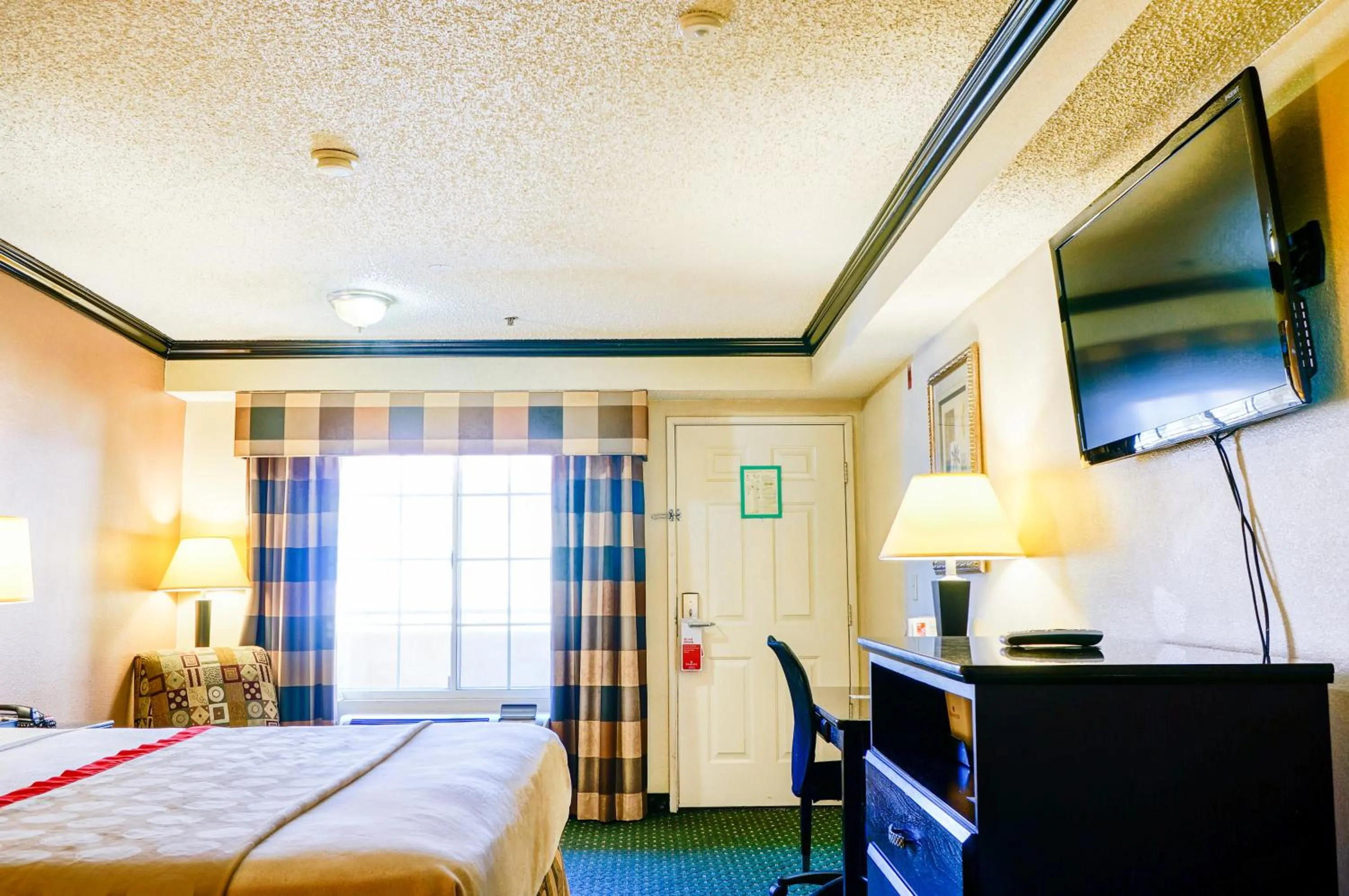 Bed in Ramada by Wyndham Ontario Airport & Convention Center