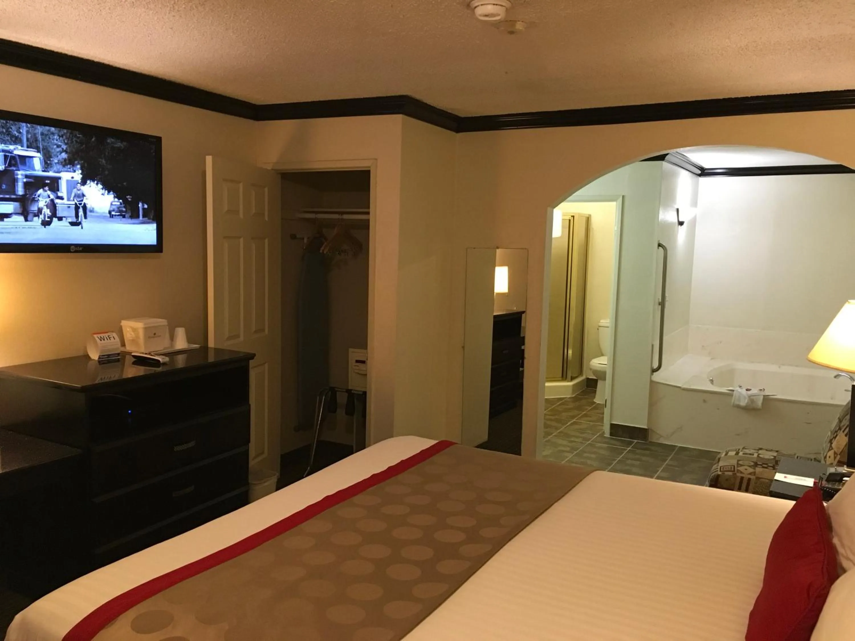 Bed in Ramada by Wyndham Ontario Airport & Convention Center