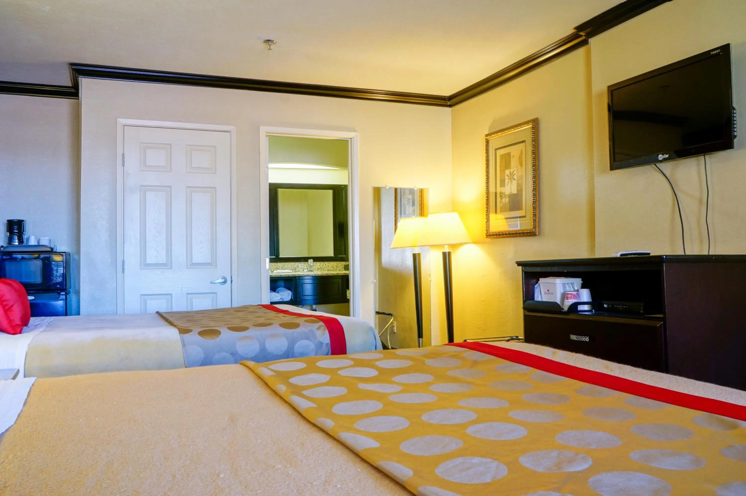 Bed in Ramada by Wyndham Ontario Airport & Convention Center