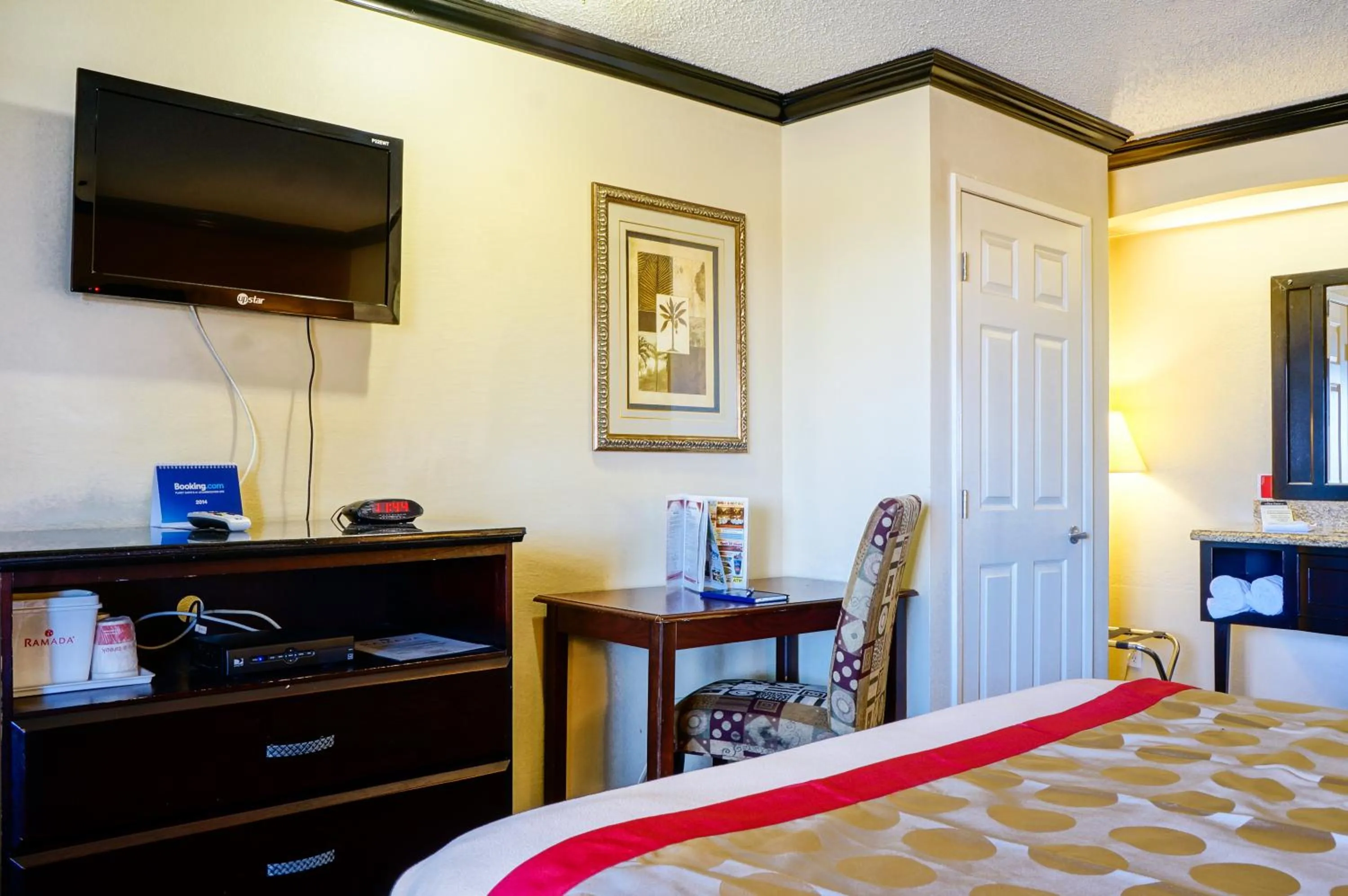 TV and multimedia, Bed in Ramada by Wyndham Ontario Airport & Convention Center