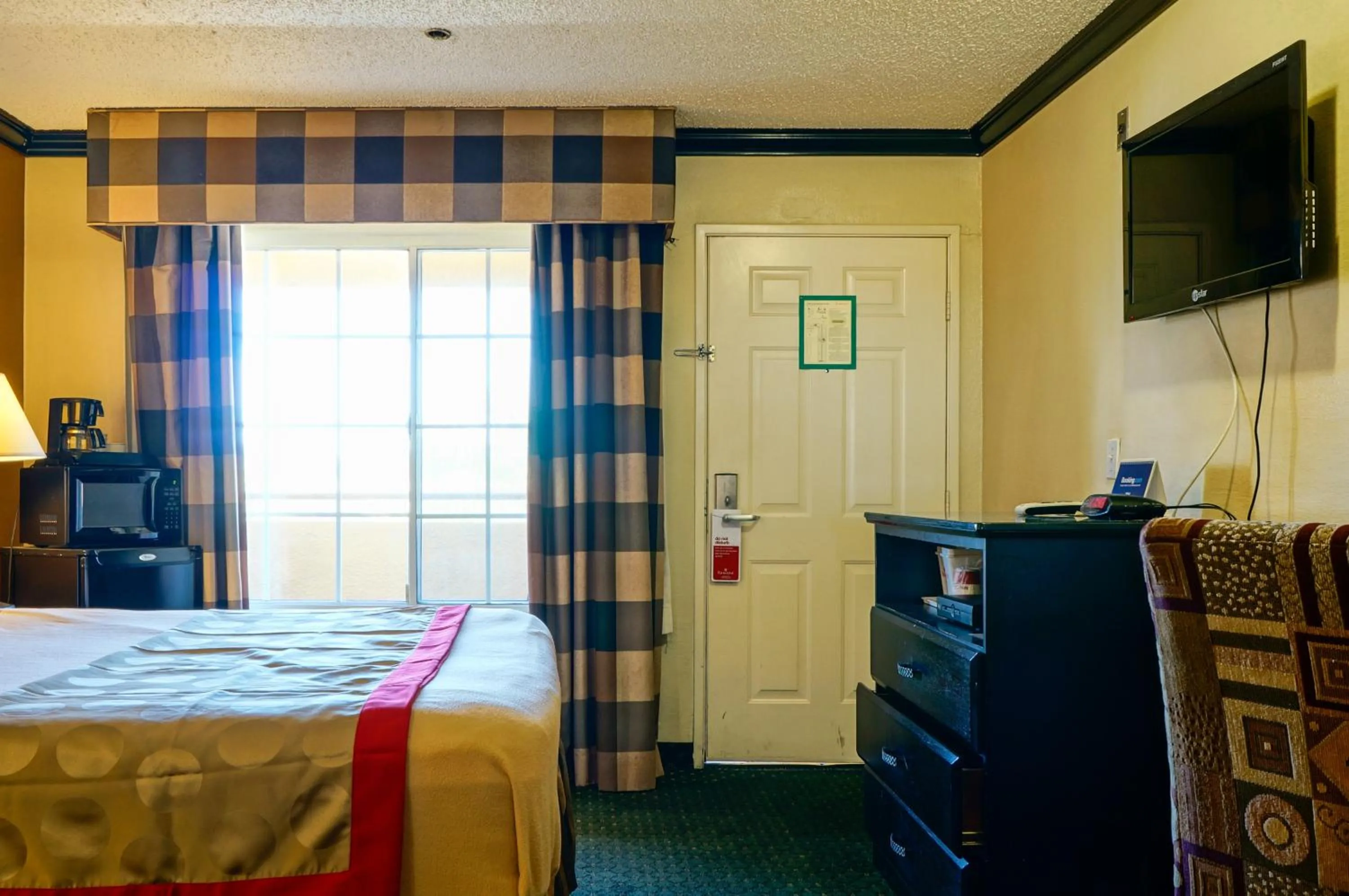 Bed in Ramada by Wyndham Ontario Airport & Convention Center