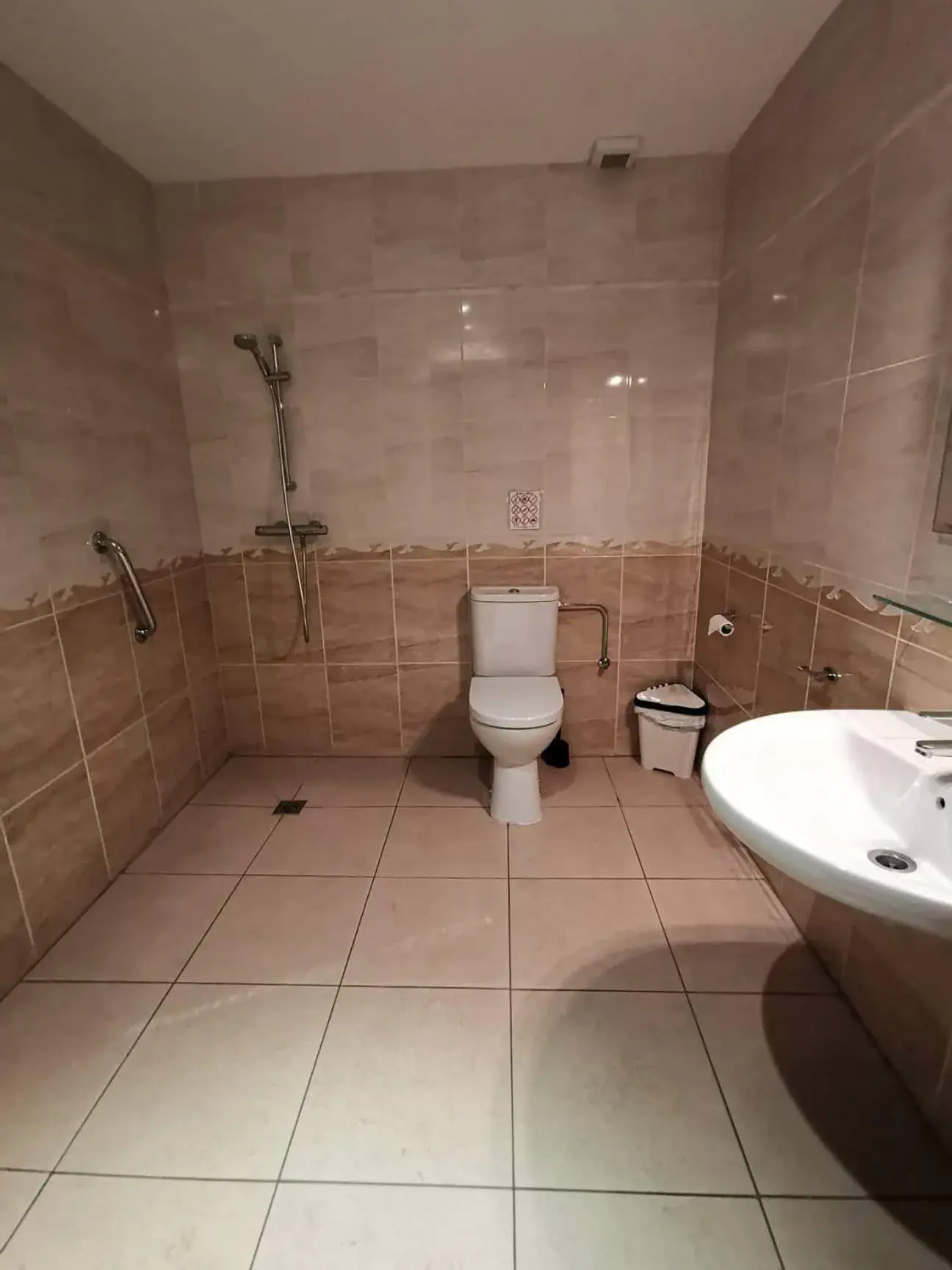 Twin Room - Disability Access in Hostal Gran Sol Twin Room - Disability Access in Hostal Gran Sol