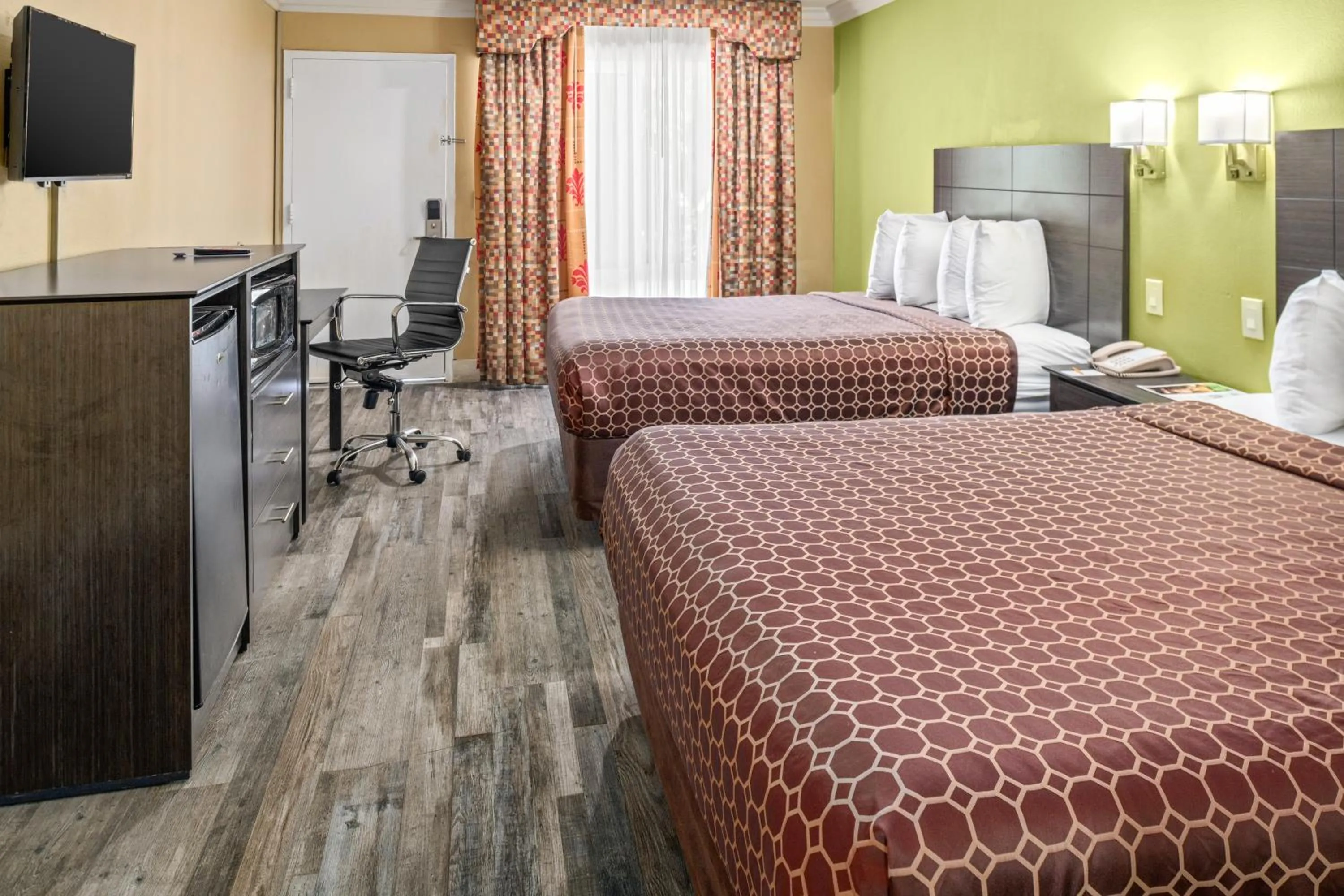 Bed in Vagabond Inn Costa Mesa