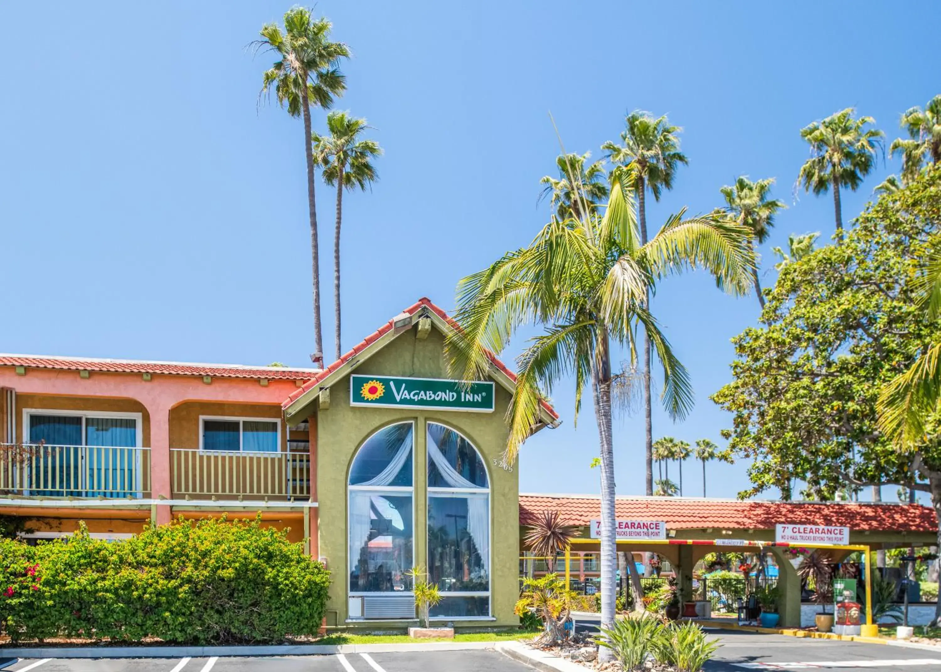 Property building in Vagabond Inn Costa Mesa Property building in Vagabond Inn Costa Mesa