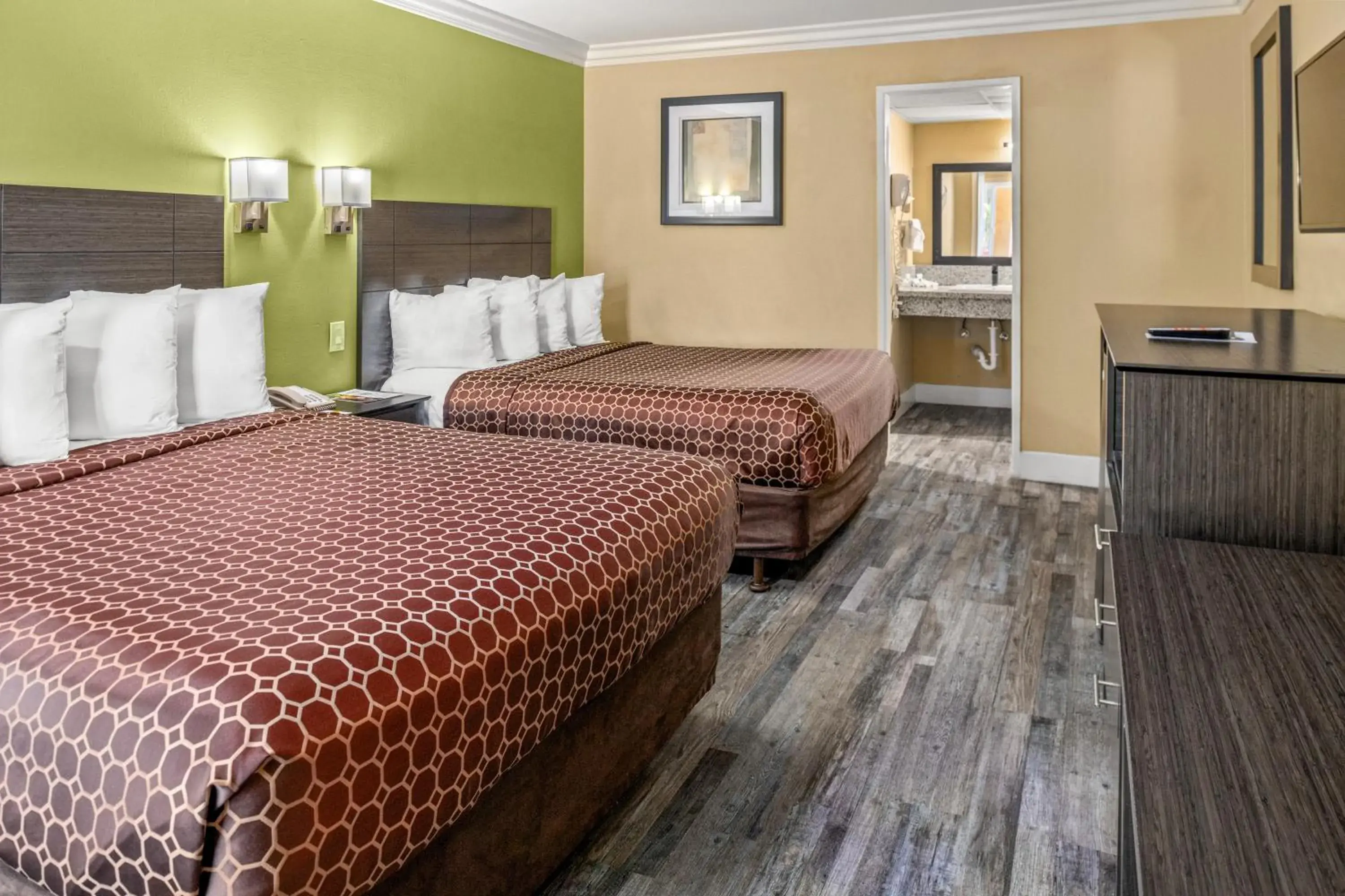 Bedroom, Bed in Vagabond Inn Costa Mesa Bedroom, Bed in Vagabond Inn Costa Mesa