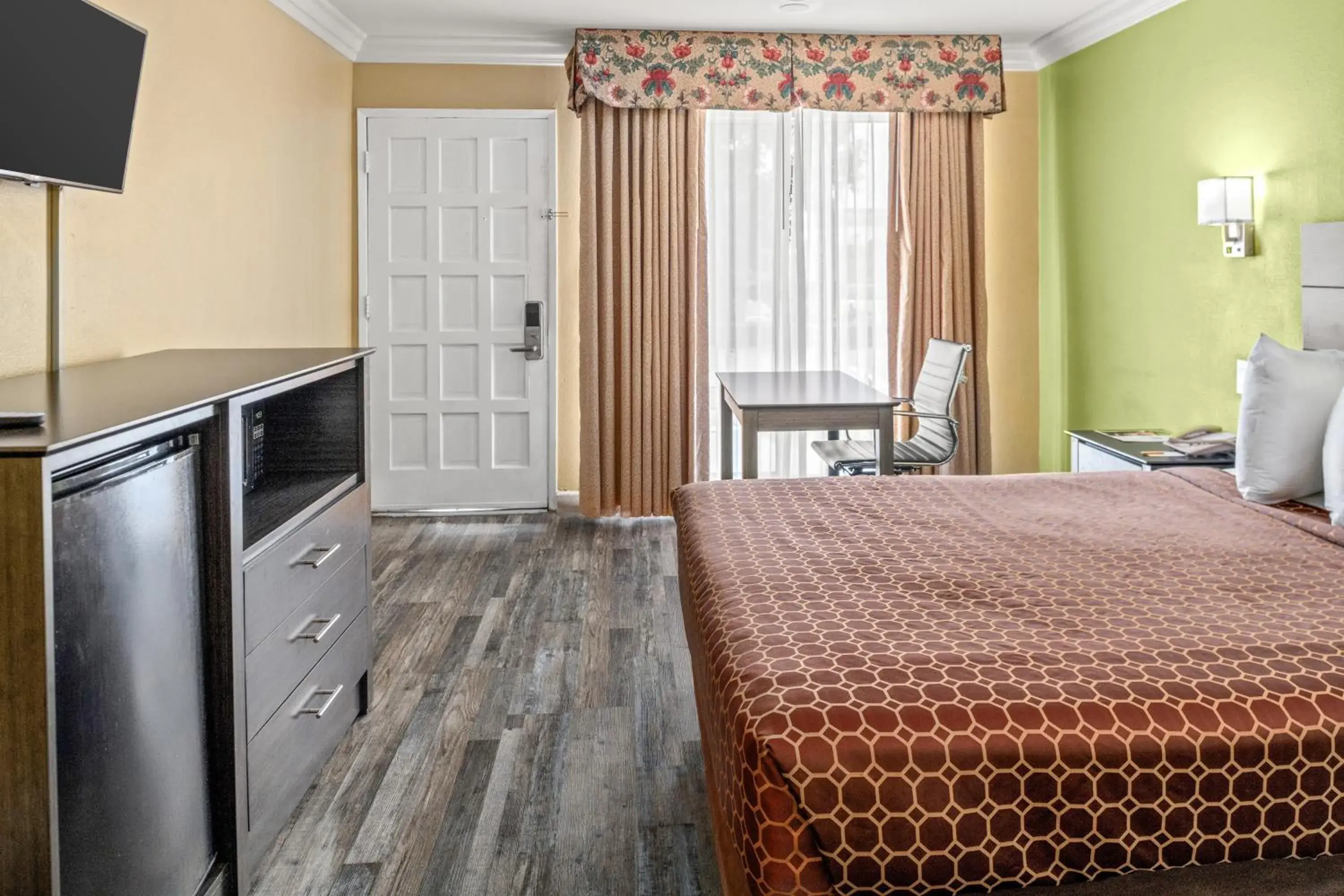 Bedroom, Bed in Vagabond Inn Costa Mesa Bedroom, Bed in Vagabond Inn Costa Mesa