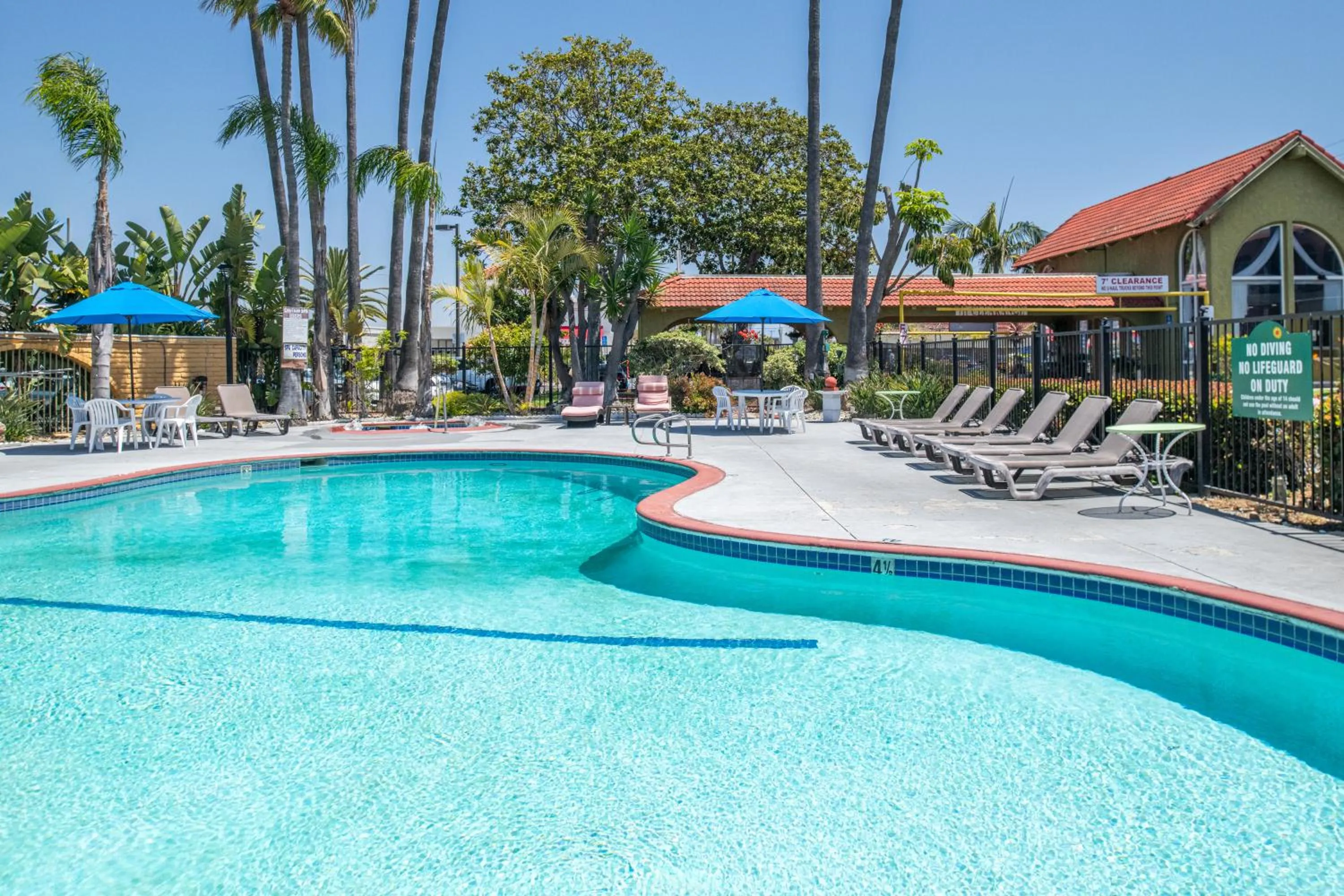Swimming pool in Vagabond Inn Costa Mesa
