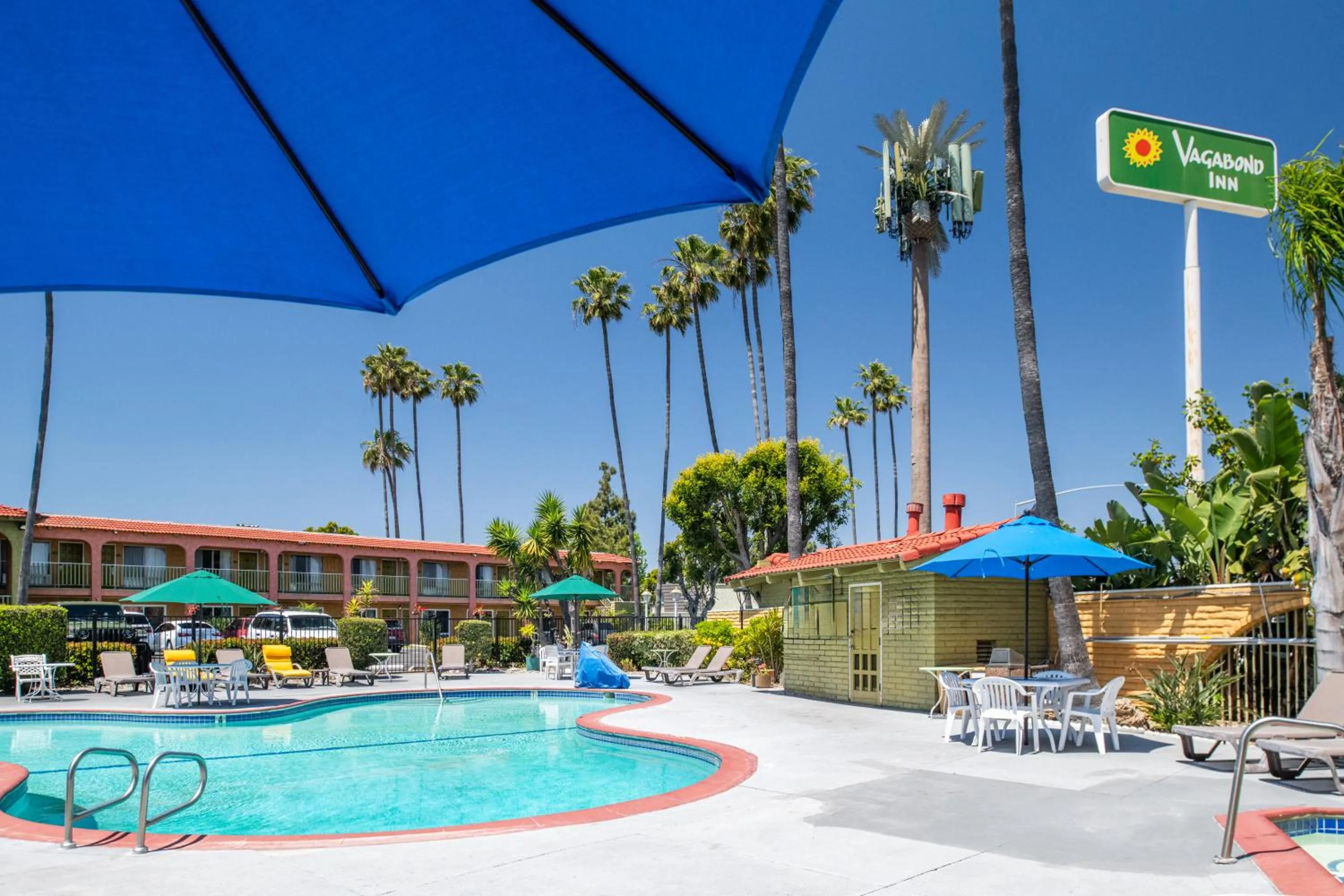 Swimming pool in Vagabond Inn Costa Mesa