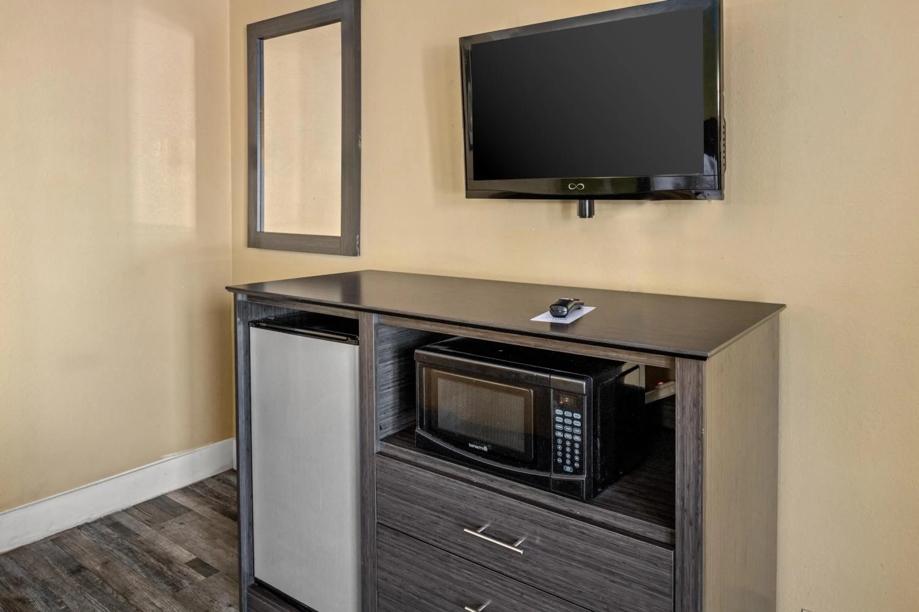 TV and multimedia in Vagabond Inn Costa Mesa