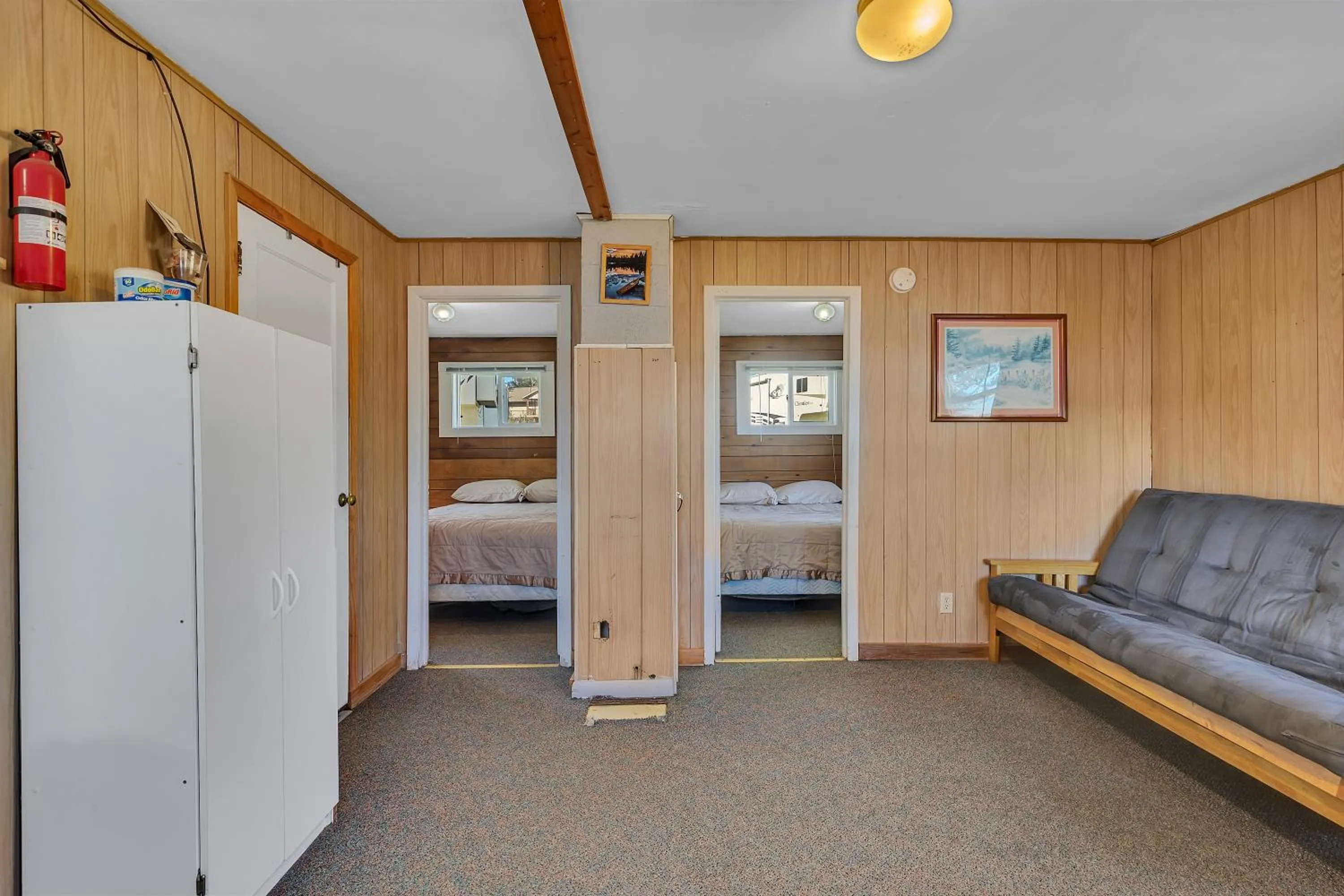 Living room, Bed in Blue Moon Resort & Motel