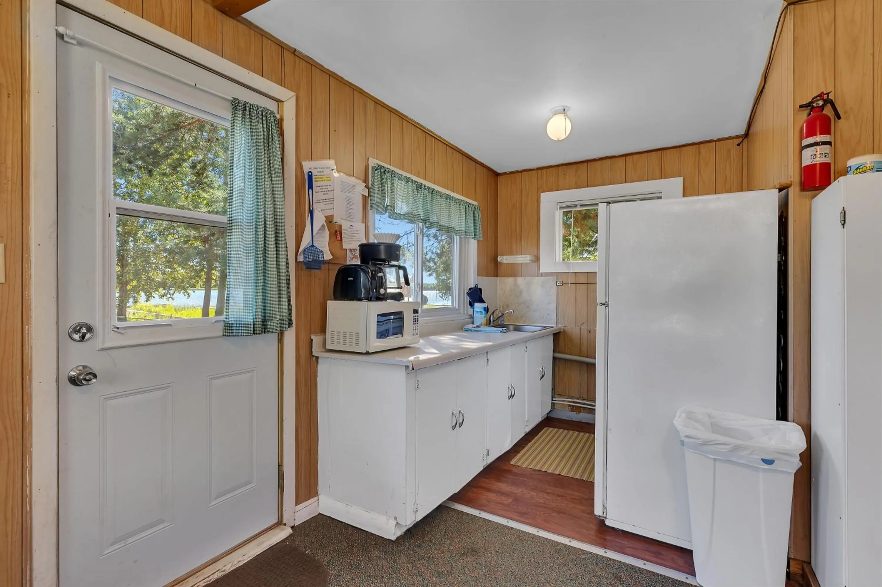 kitchen in Blue Moon Resort & Motel