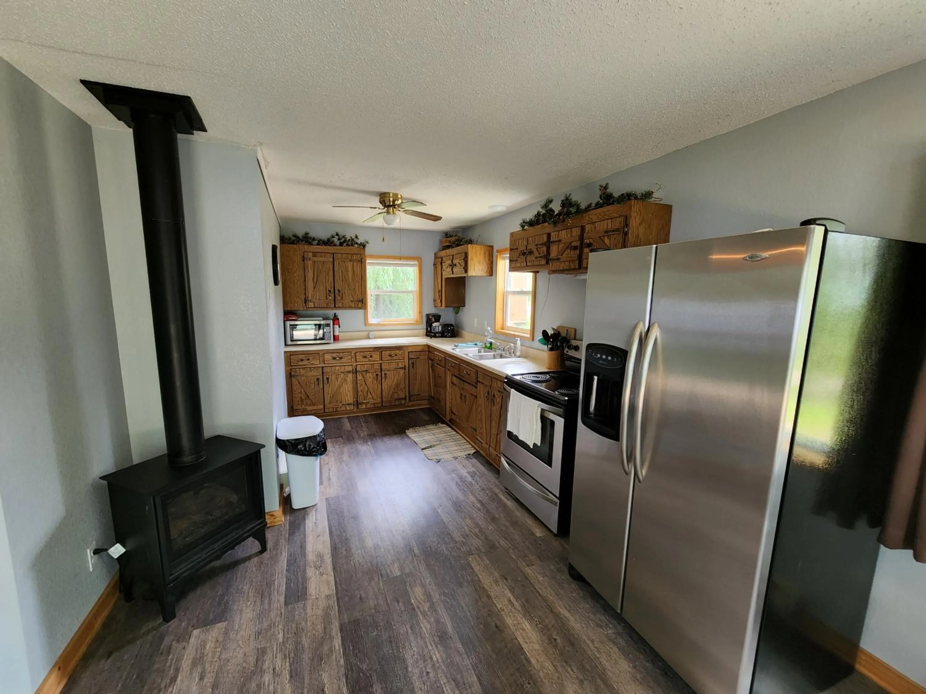 Kitchen or kitchenette in Blue Moon Resort & Motel