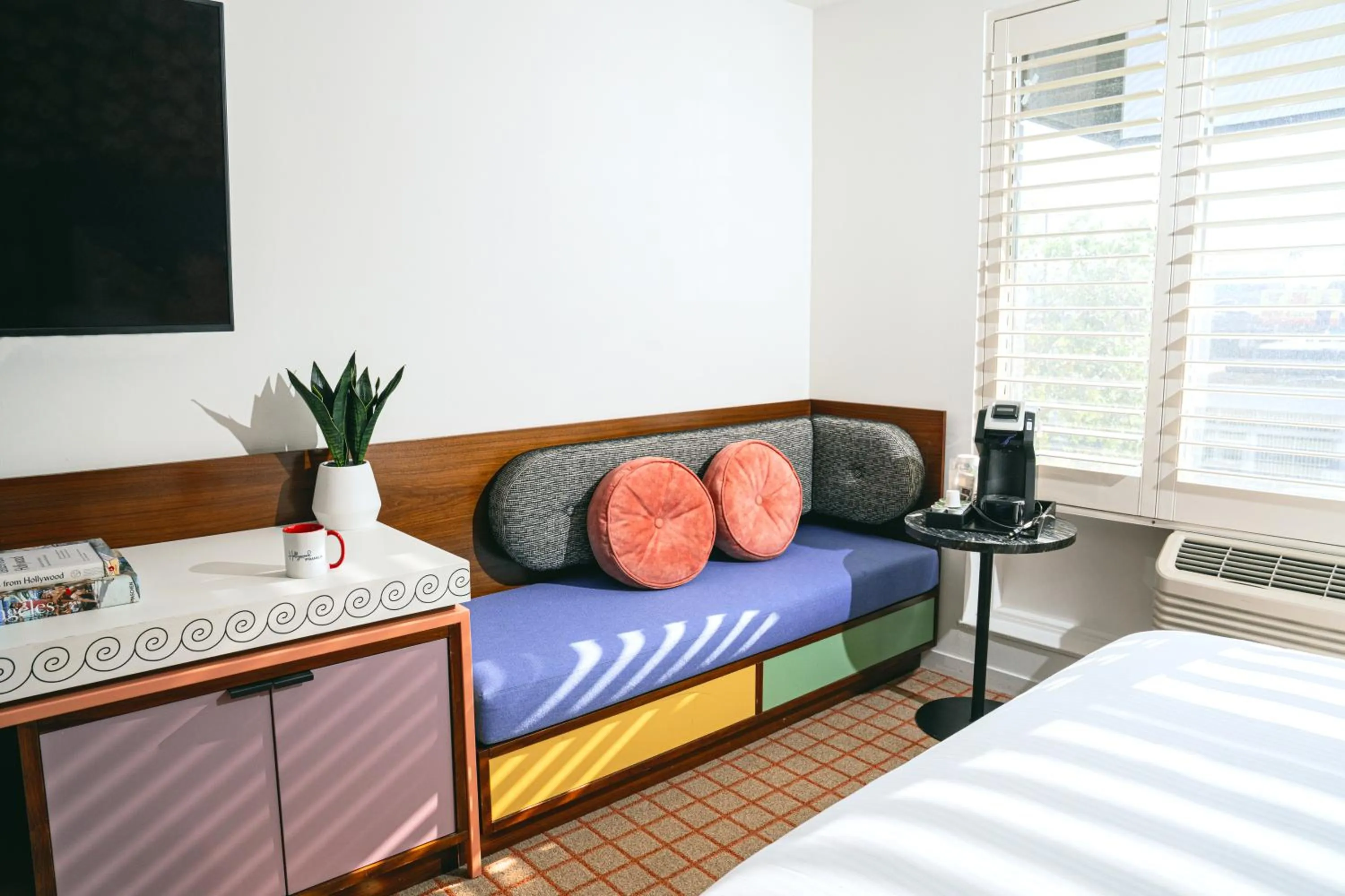 Bed in The Hollywood Franklin Hotel near Universal Studios