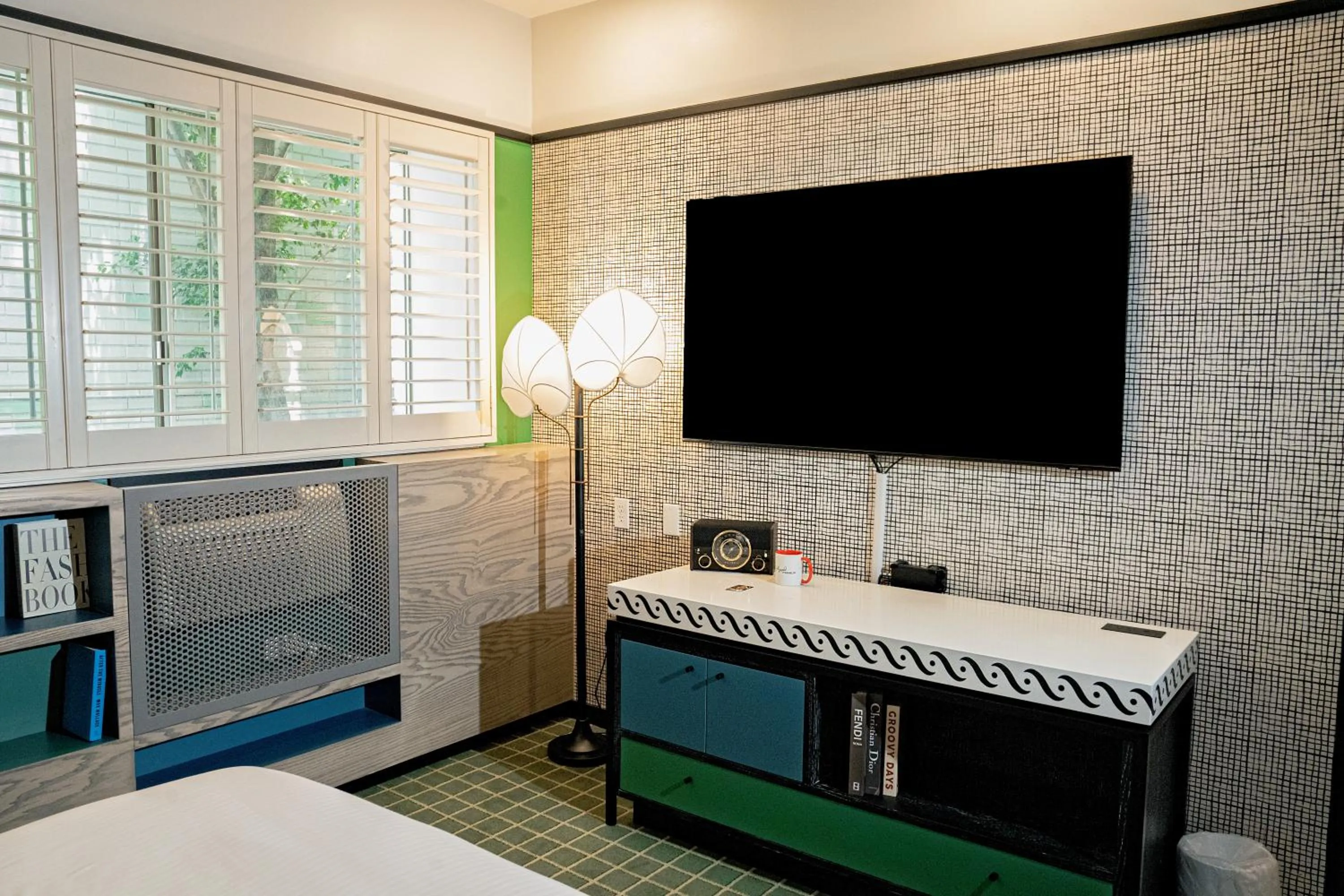 Communal lounge/ TV room, Bed in The Hollywood Franklin Hotel near Universal Studios