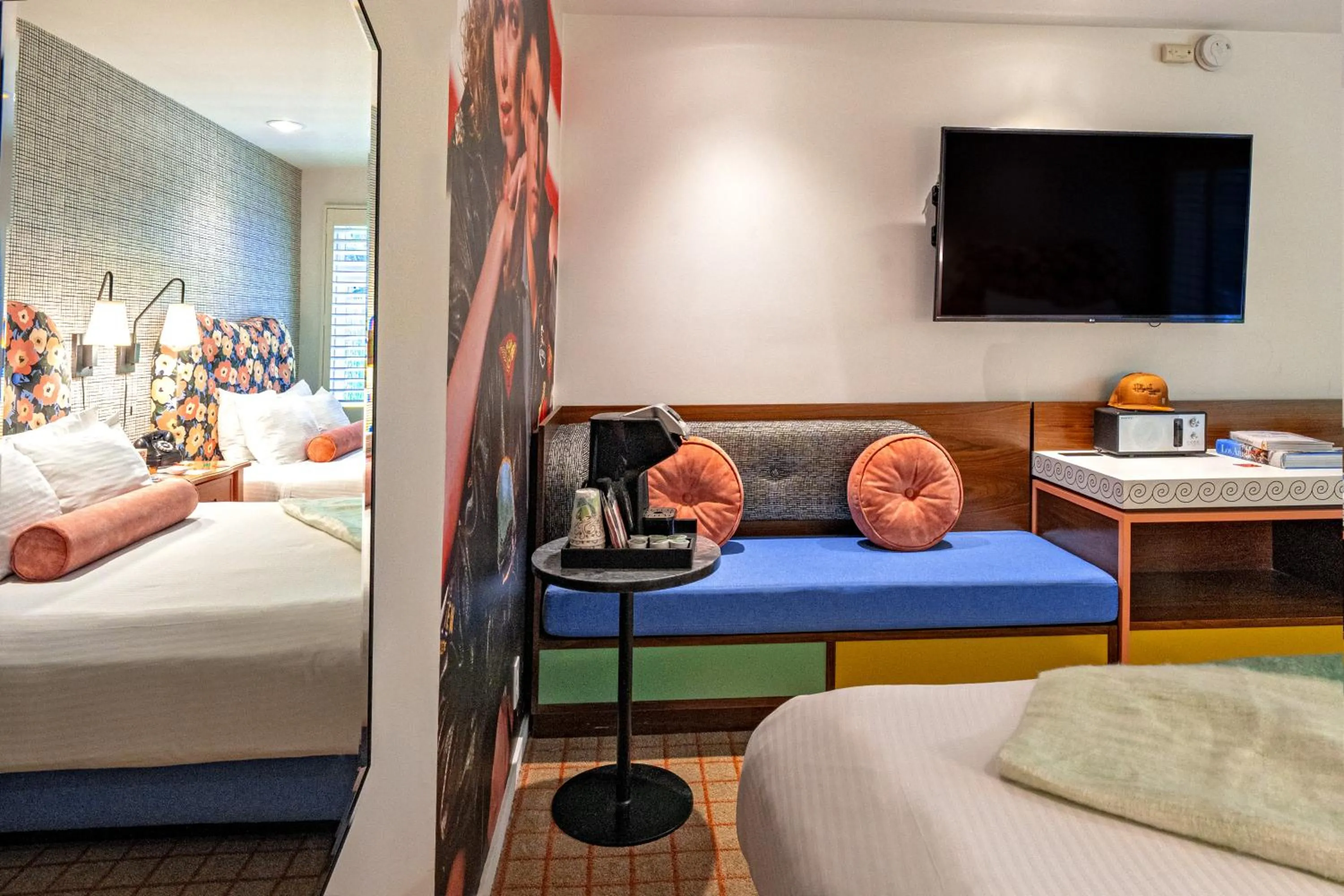 Communal lounge/ TV room, Bed in The Hollywood Franklin Hotel near Universal Studios