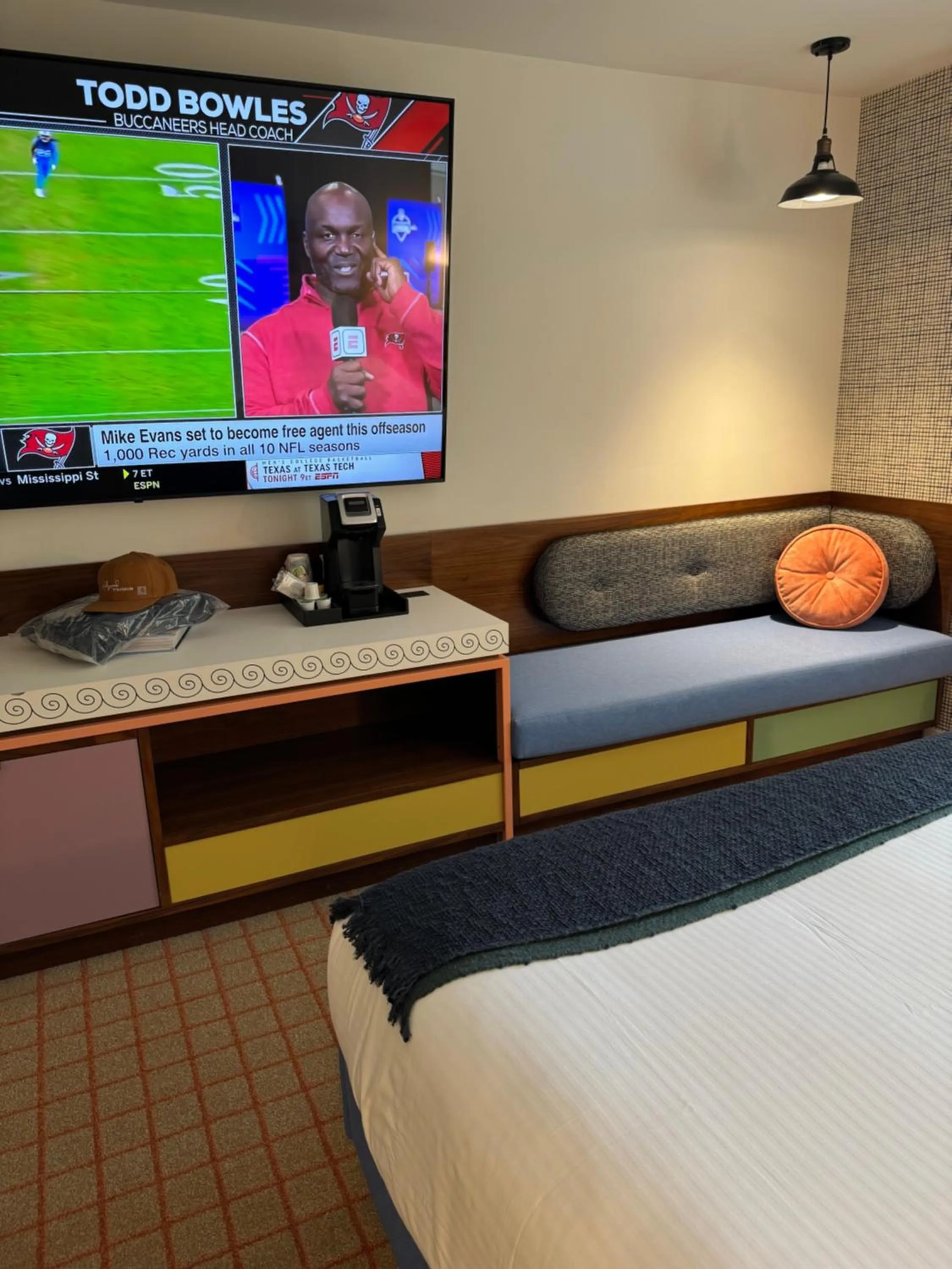 Communal lounge/ TV room, Bed in The Hollywood Franklin Hotel near Universal Studios