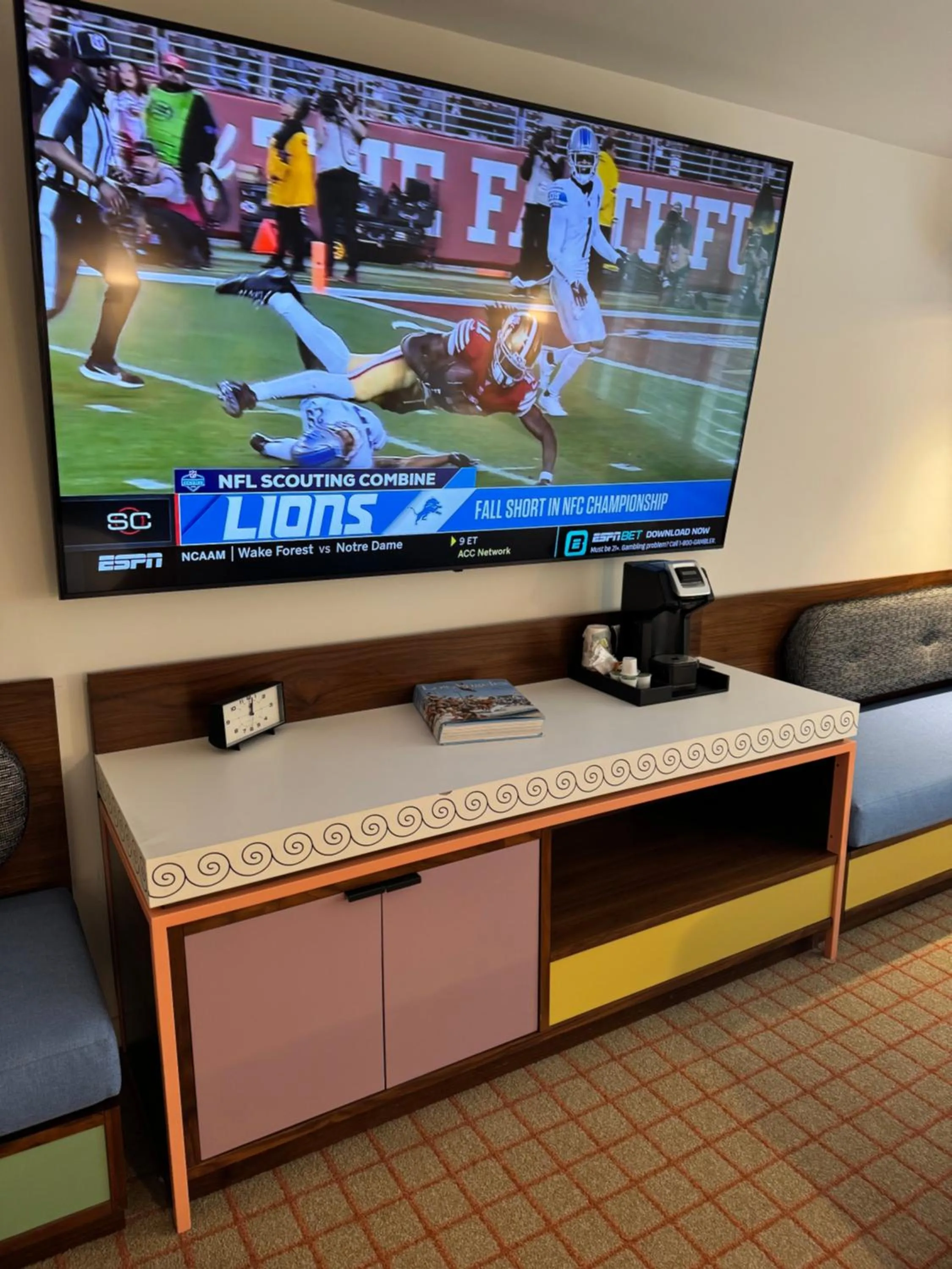 Communal lounge/ TV room in The Hollywood Franklin Hotel near Universal Studios