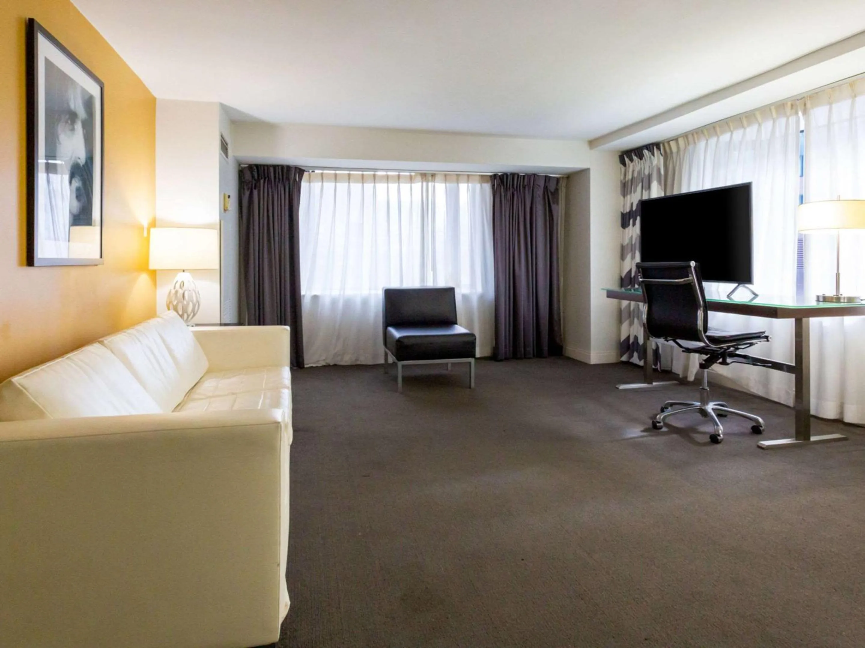 Photo of the whole room in Comfort Inn & Suites Baltimore Inner Harbor