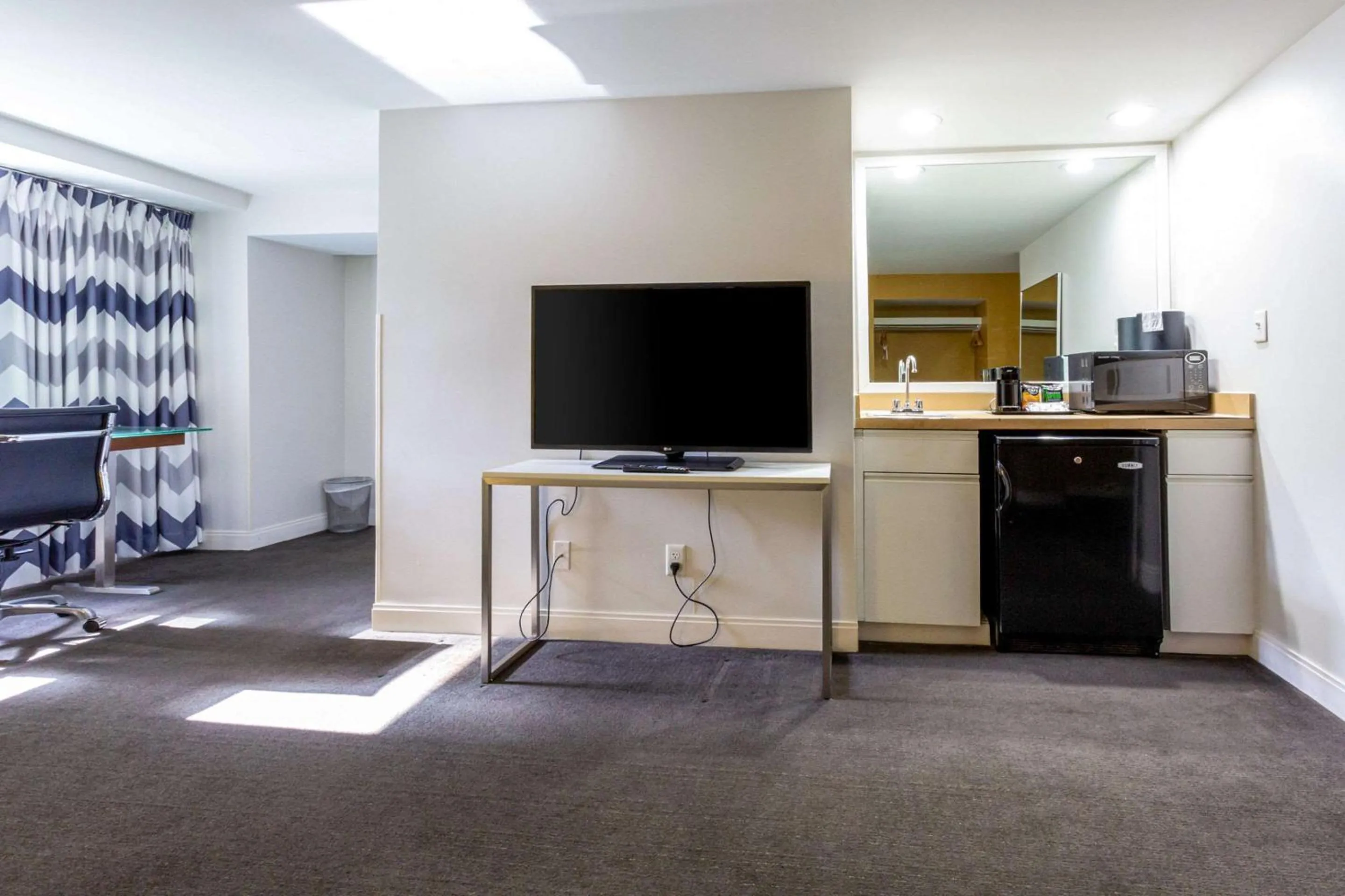 Photo of the whole room in Comfort Inn & Suites Baltimore Inner Harbor