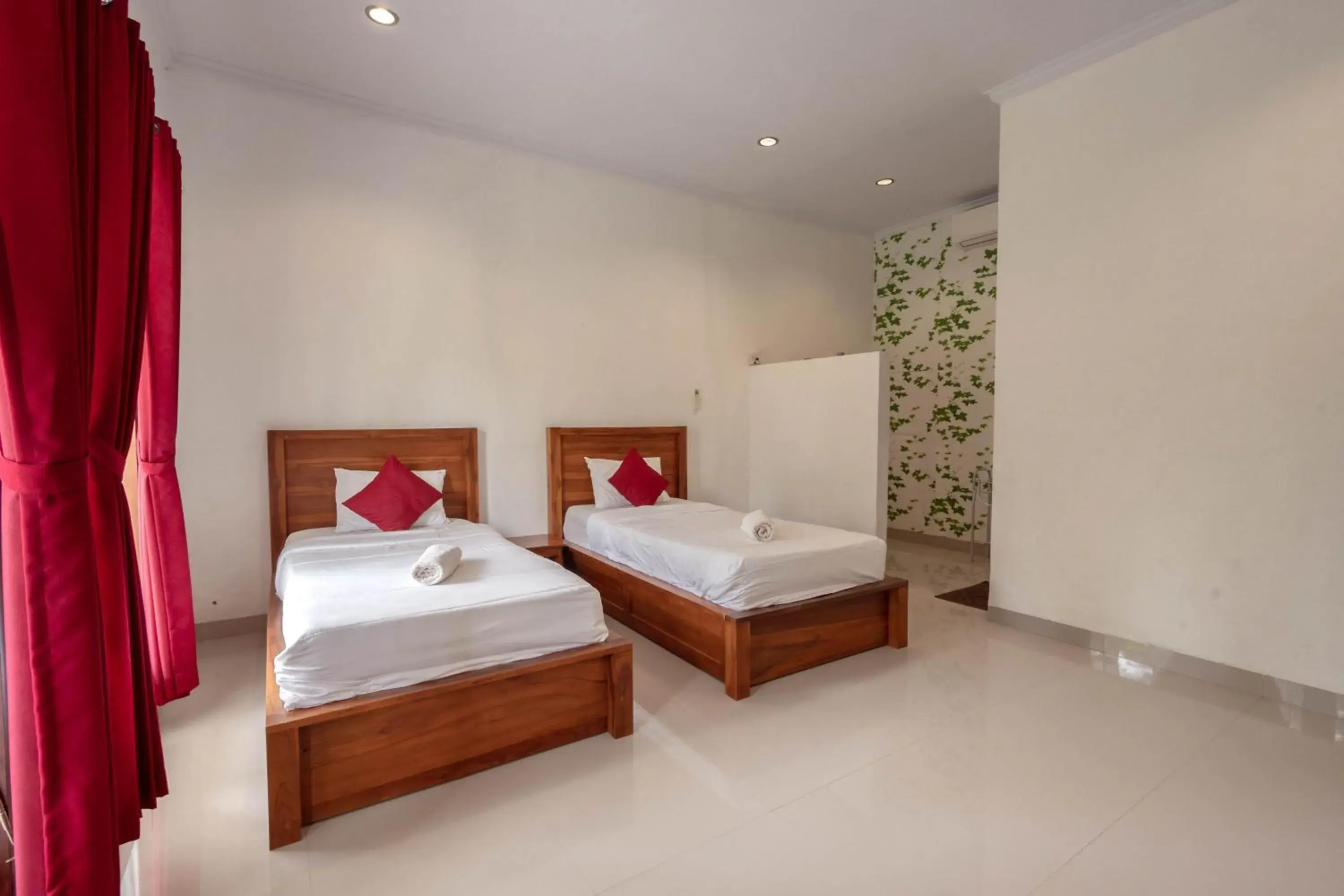 Standard Twin Room in Omah Nusa Guesthouse RedPartner Standard Twin Room in Omah Nusa Guesthouse RedPartner