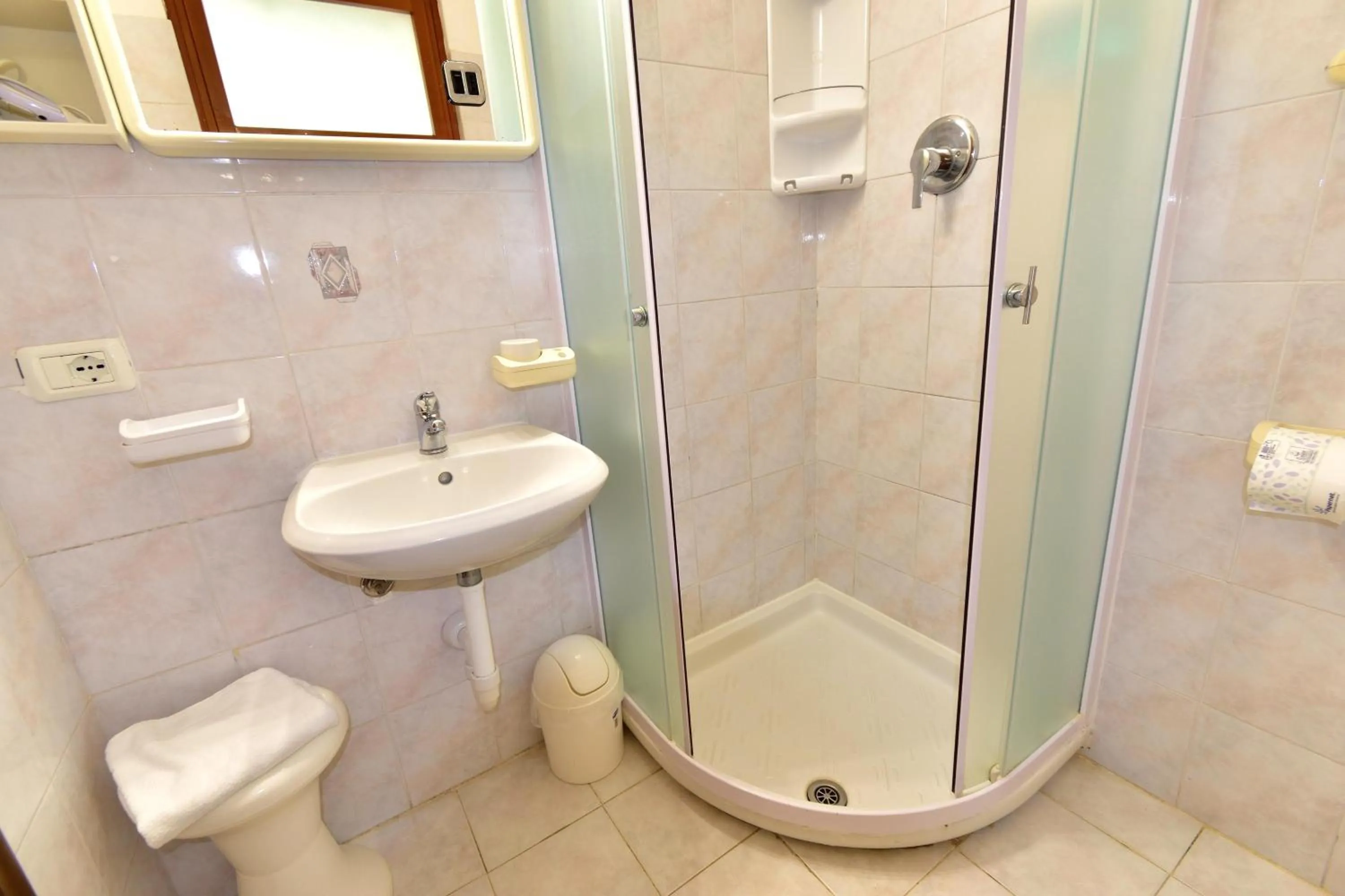 Shower in Eden Park Hotel