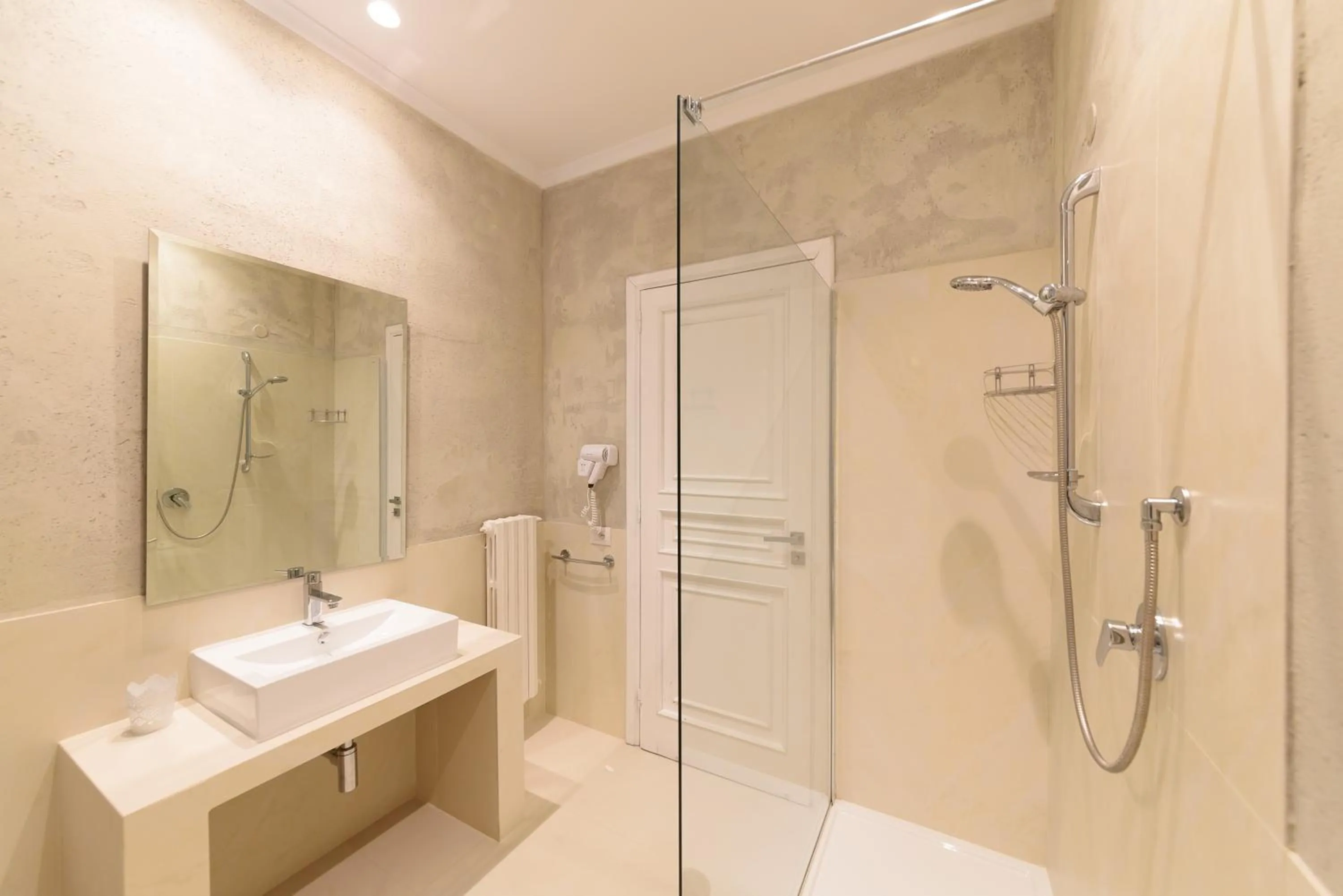 Shower in Villa Fortuna Holiday Resort