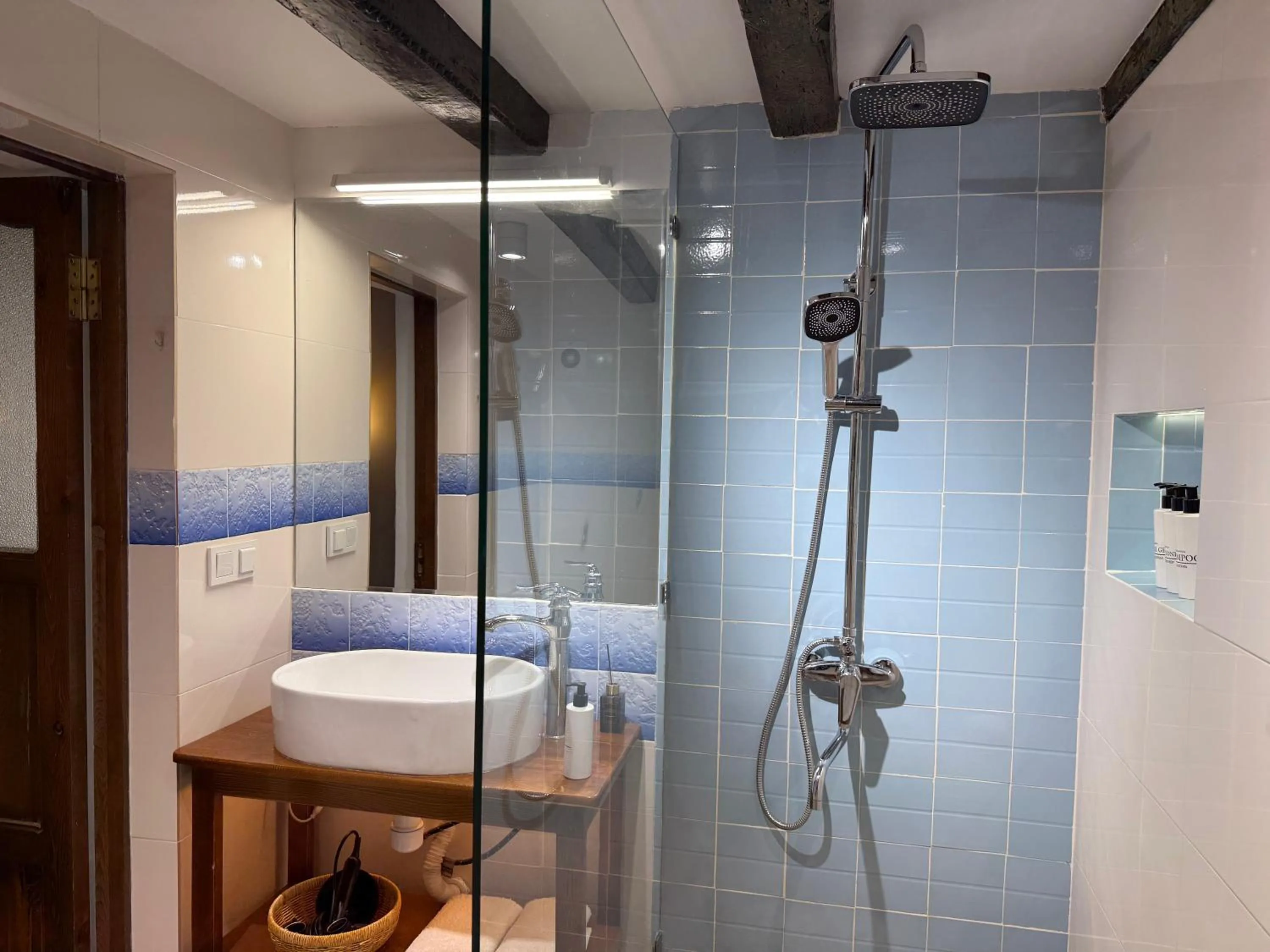 Shower in Usman Heritage