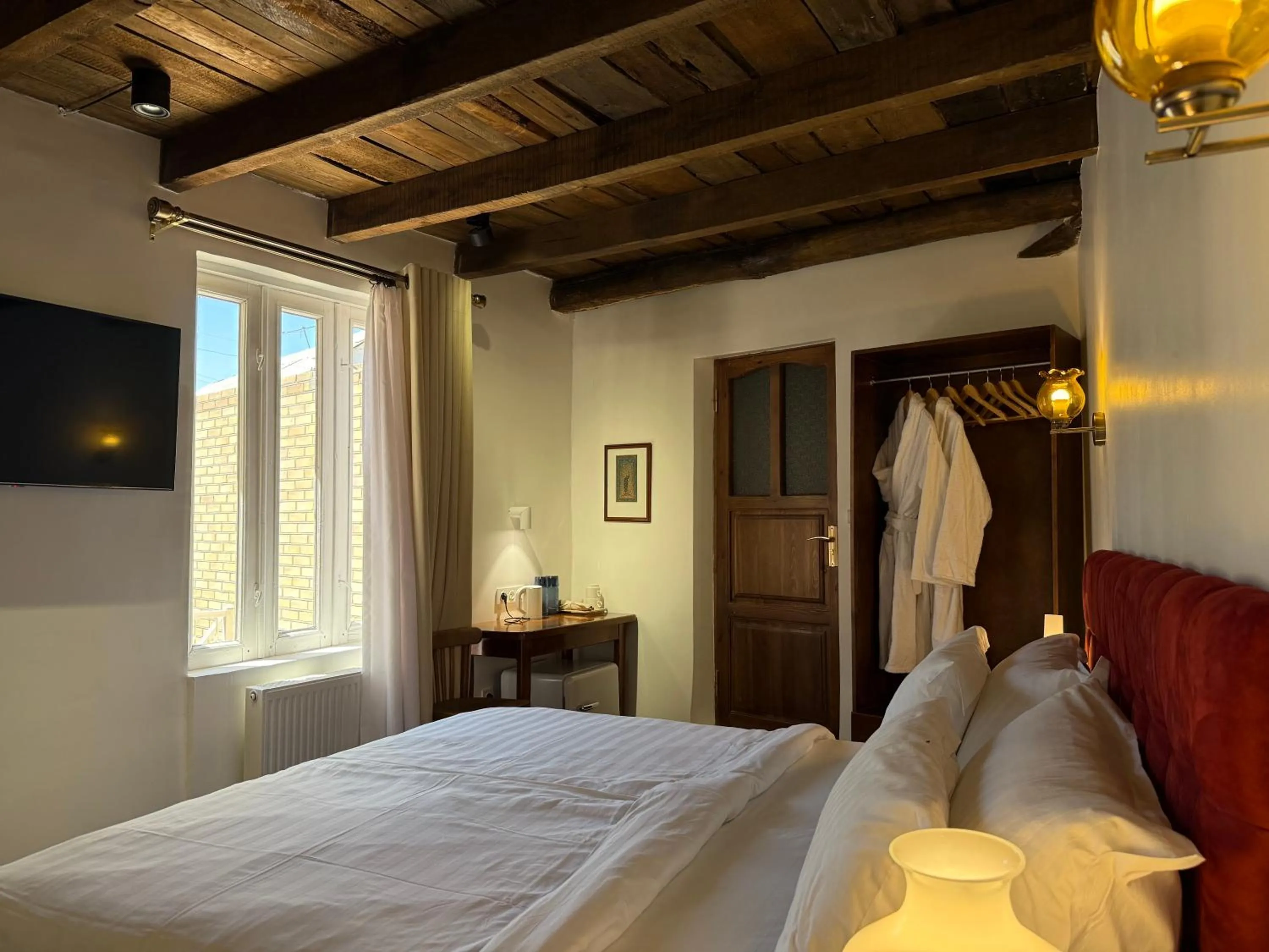 TV and multimedia, Bed in Usman Heritage