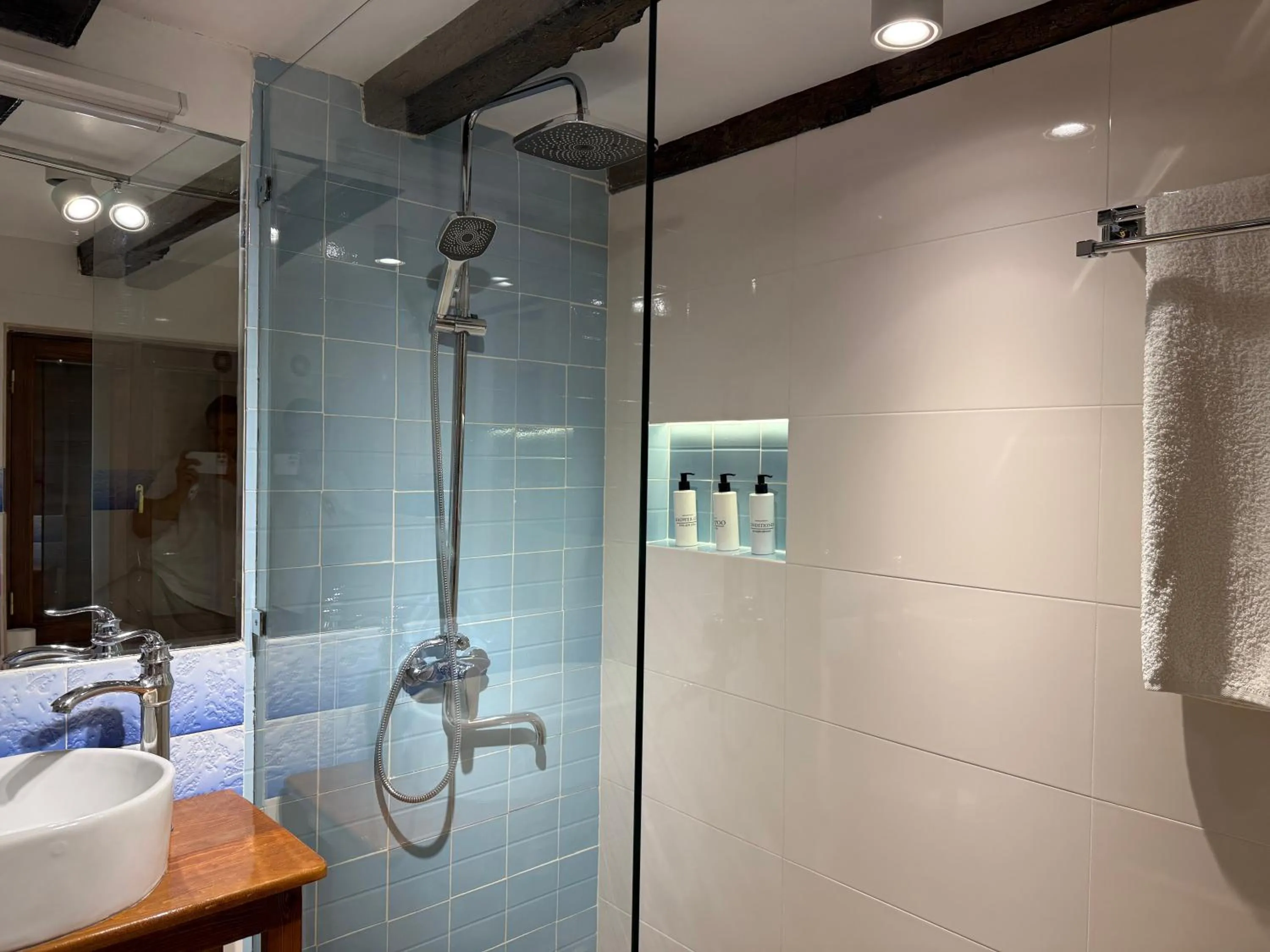 Shower in Usman Heritage