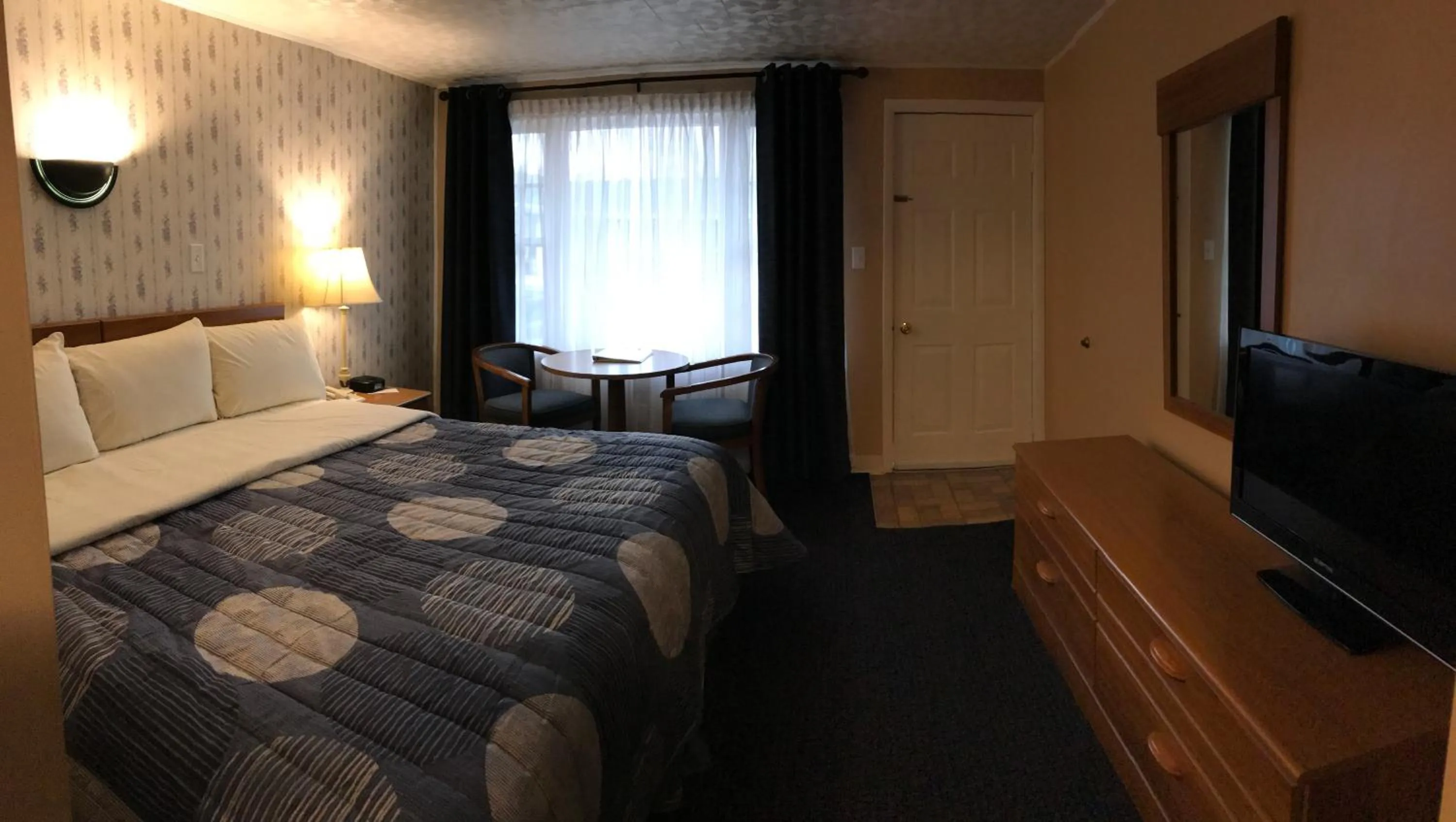 Photo of the whole room, Bed in Moonlite Motel