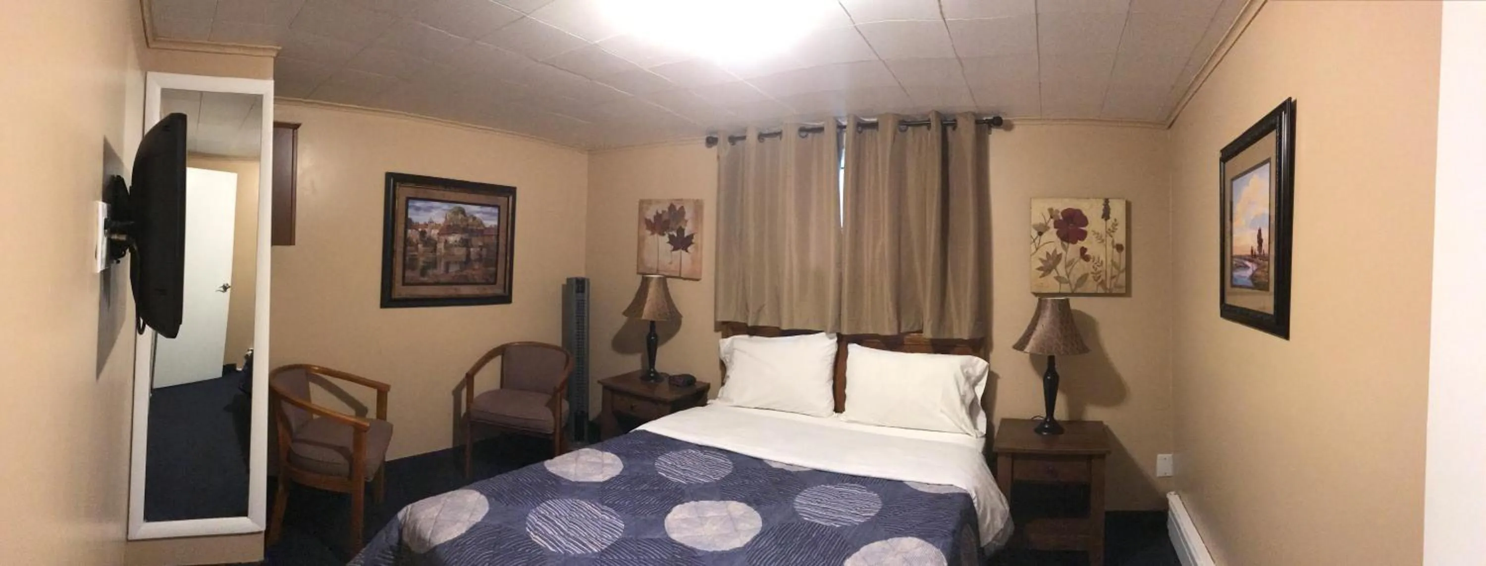 Photo of the whole room, Bed in Moonlite Motel