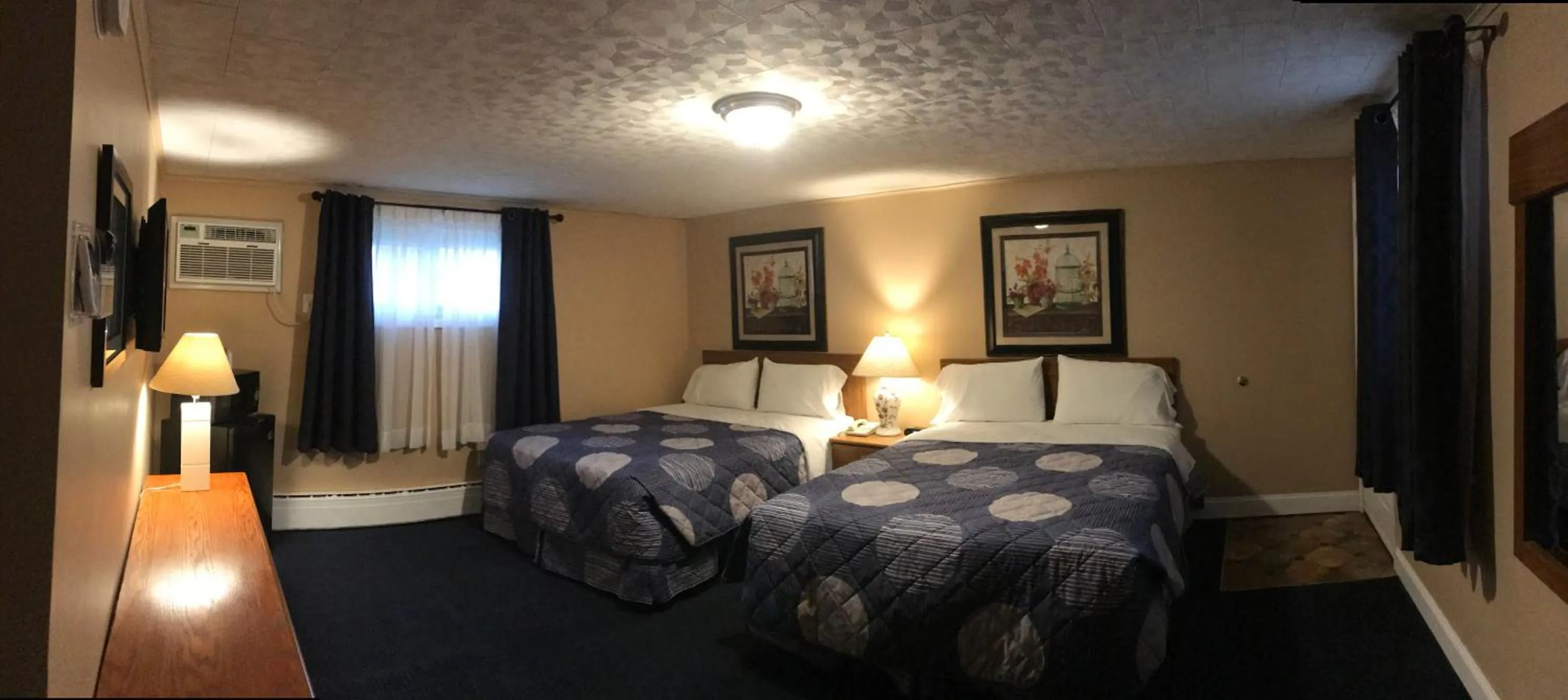 Photo of the whole room, Bed in Moonlite Motel