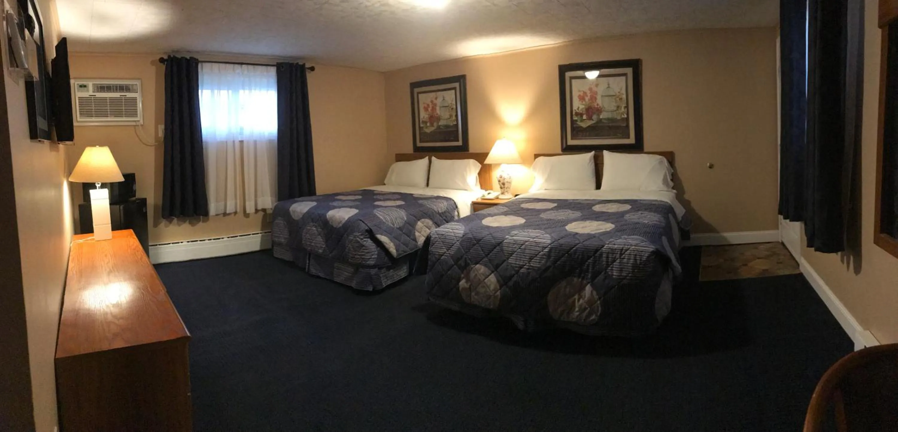 Photo of the whole room, Bed in Moonlite Motel
