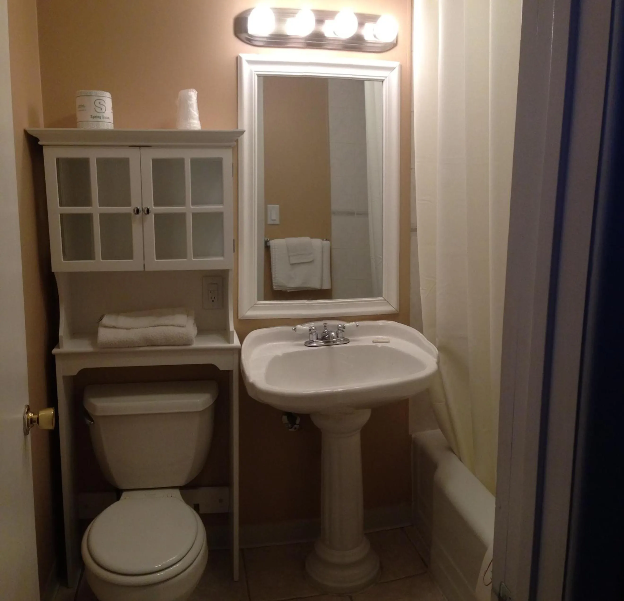 Bathroom in Moonlite Motel