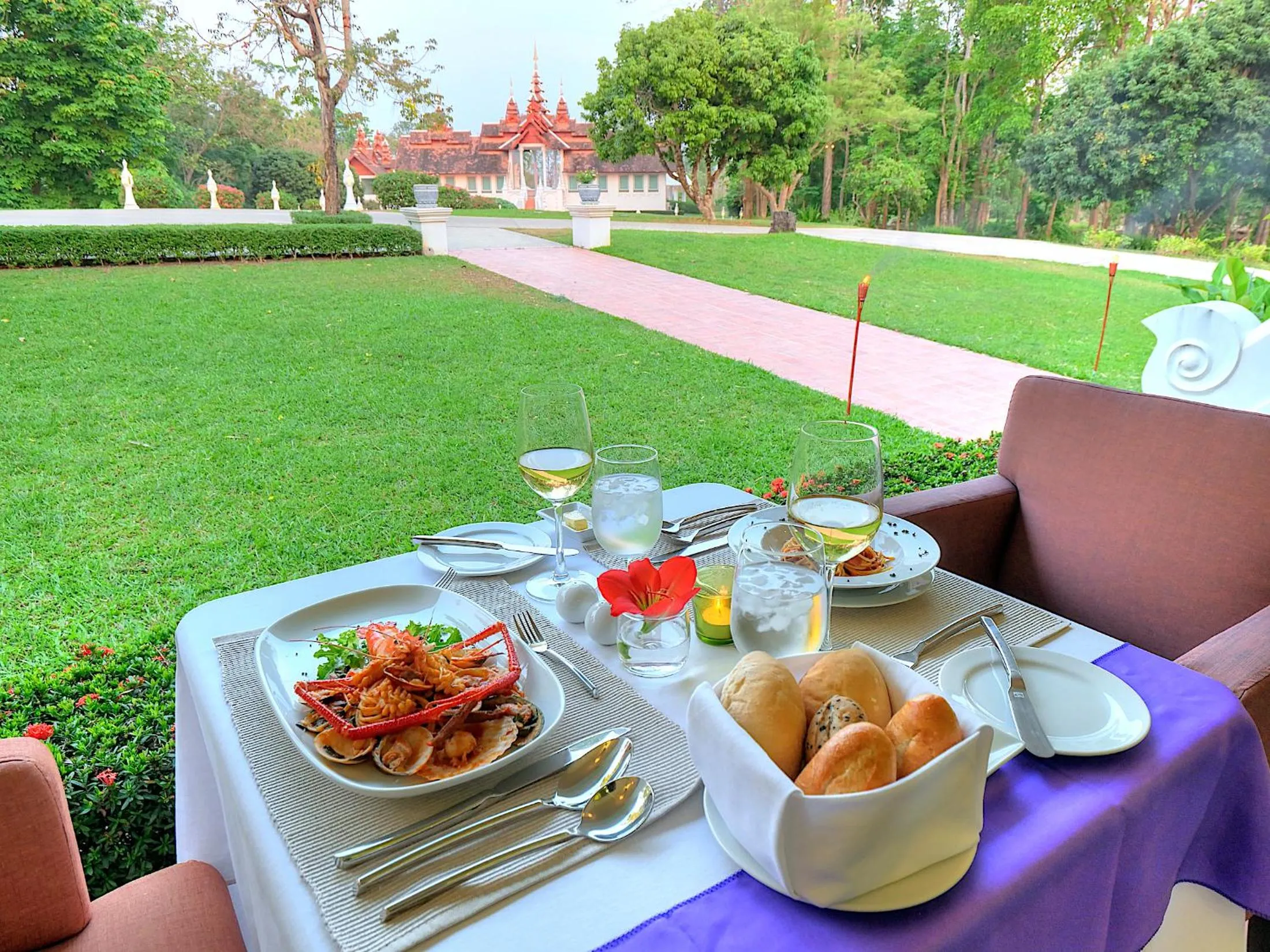 Food and drinks in MonPanaNont Wellness Resort & Spa