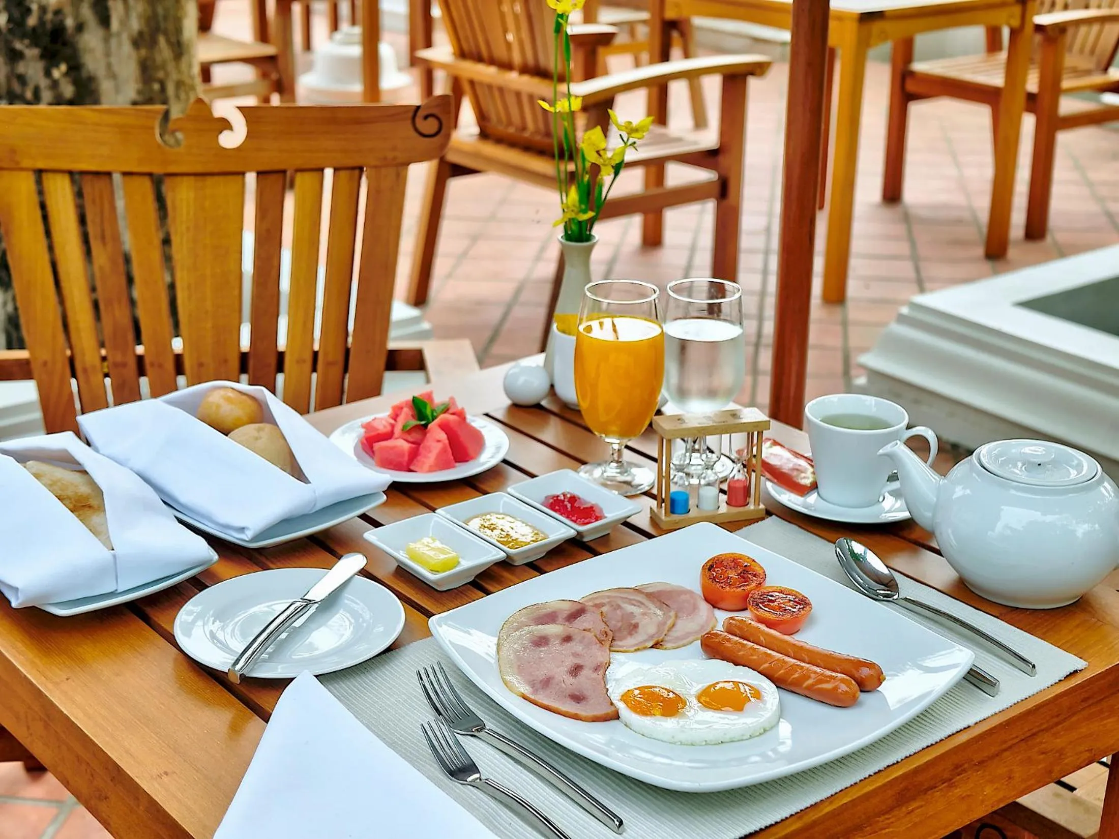 Food and drinks in MonPanaNont Wellness Resort & Spa