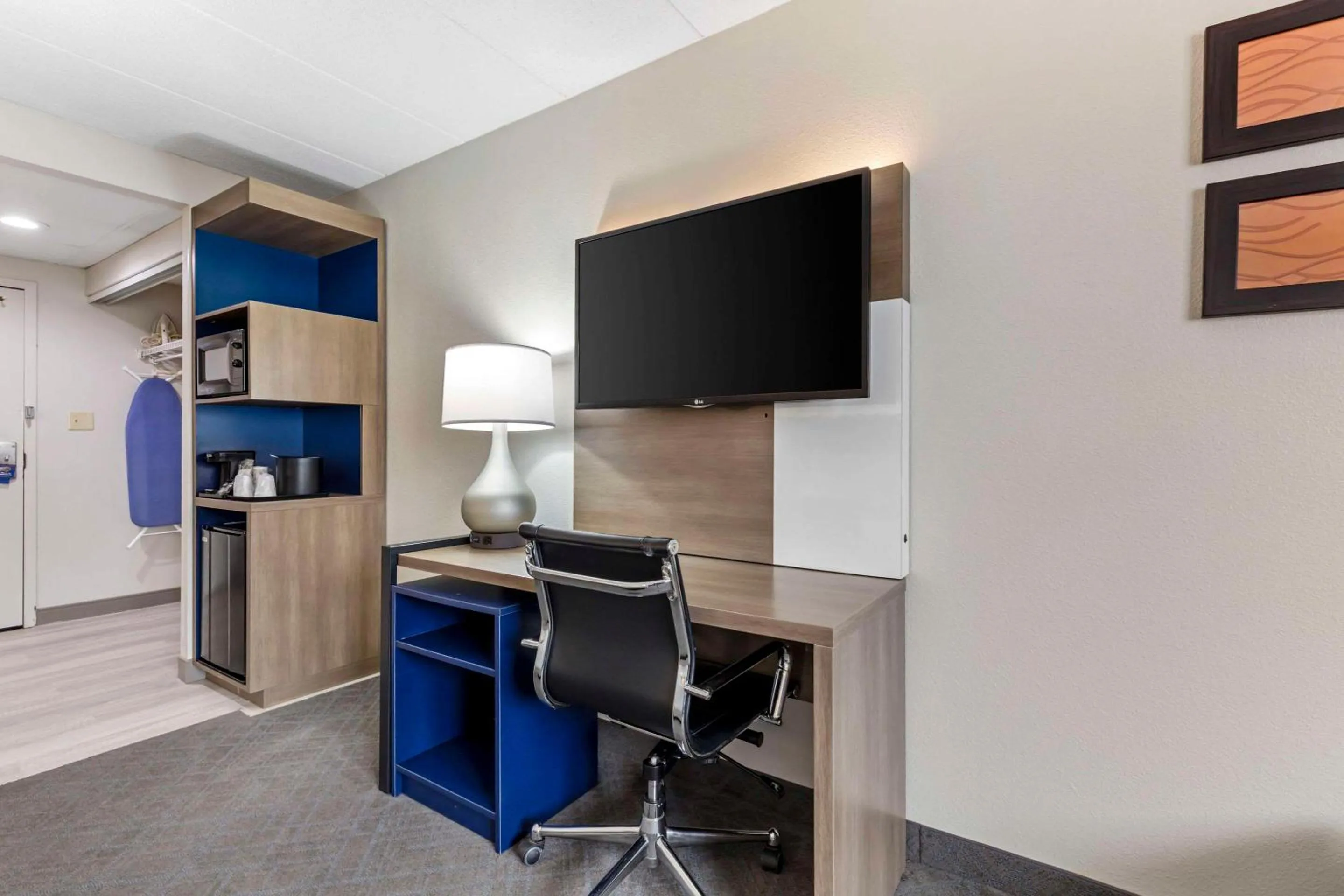 Bedroom in Comfort Inn Herndon-Reston