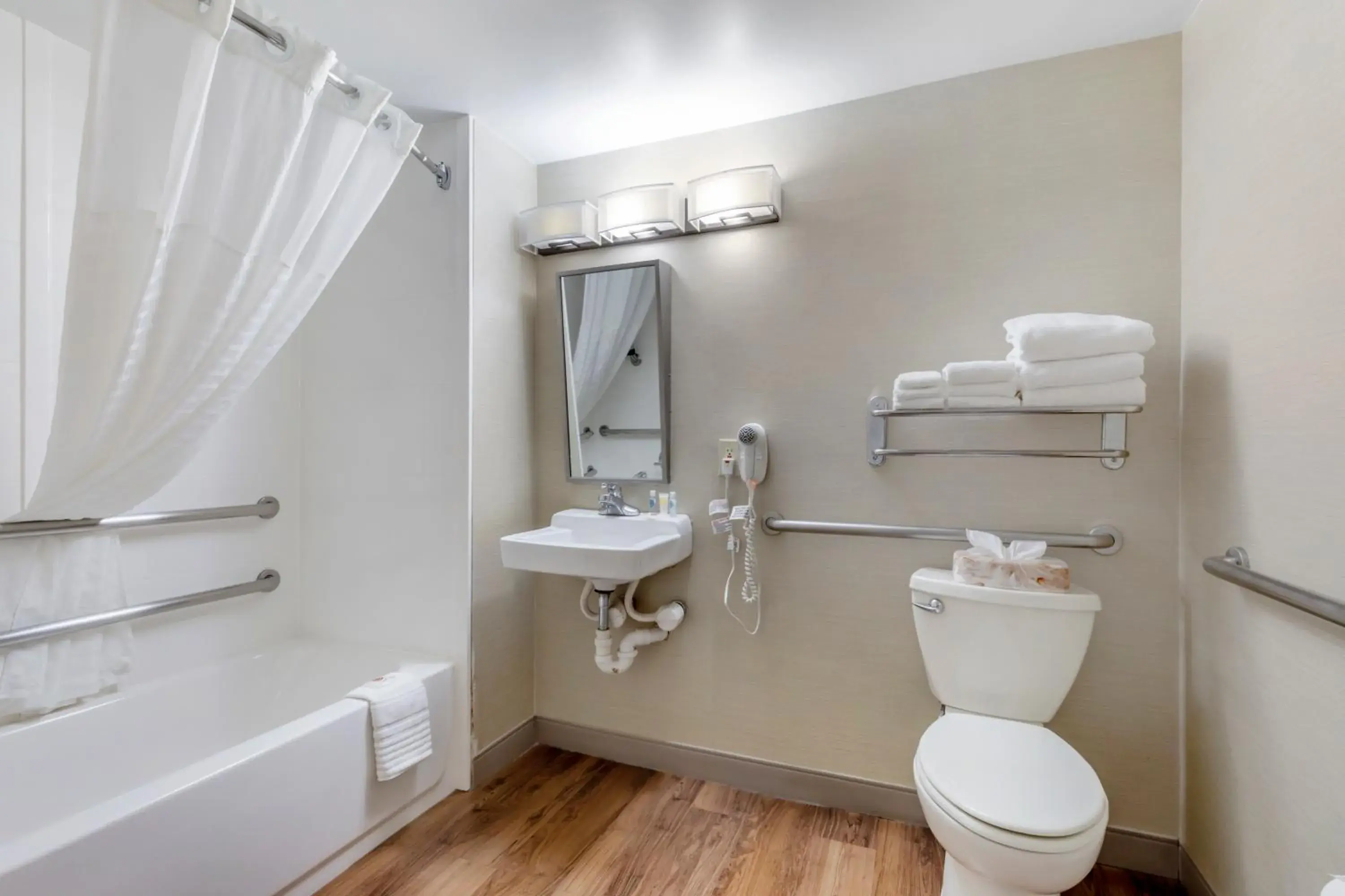 King Room with Roll-In Shower - Accessible/Non-Smoking in Comfort Inn Herndon-Reston King Room with Roll-In Shower - Accessible/Non-Smoking in Comfort Inn Herndon-Reston