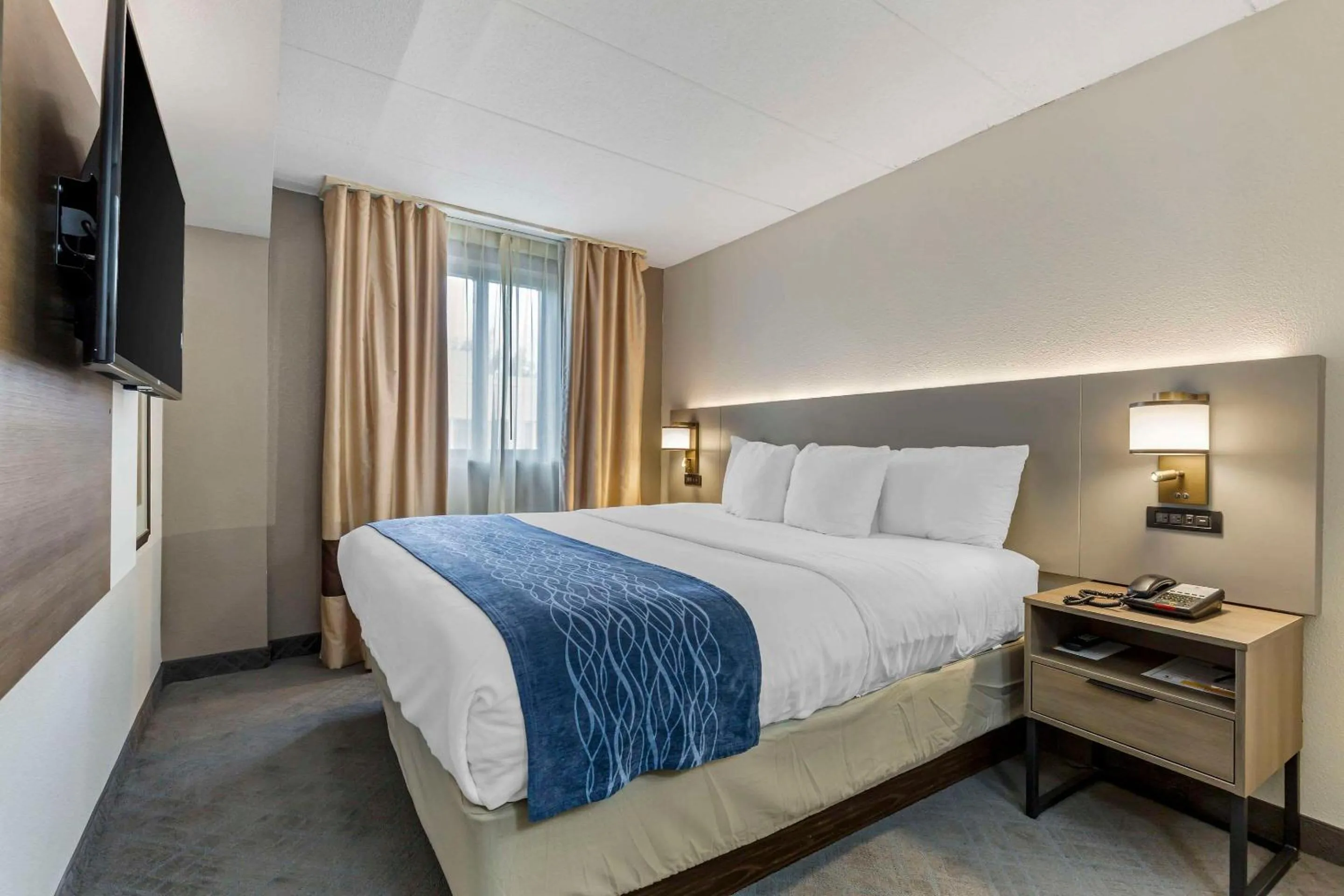 Bedroom, Bed in Comfort Inn Herndon-Reston