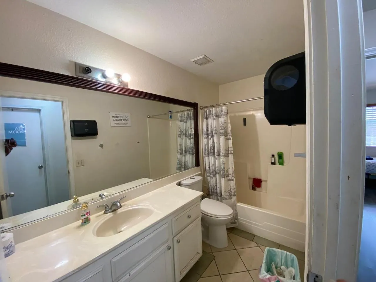 Shower in WHOLE Family - Wolfgram