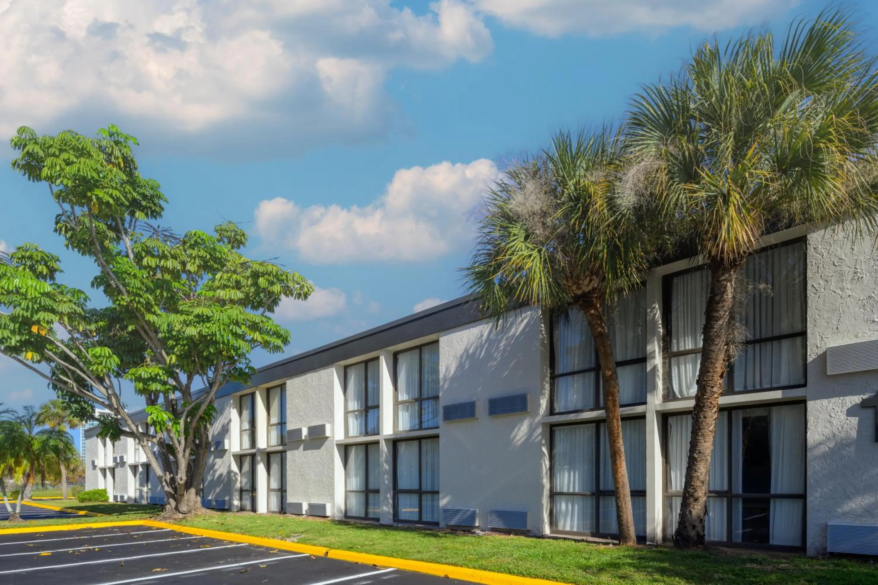 Property building in B&B HOTEL Orlando International Drive near Universal - Newly Renovated!
