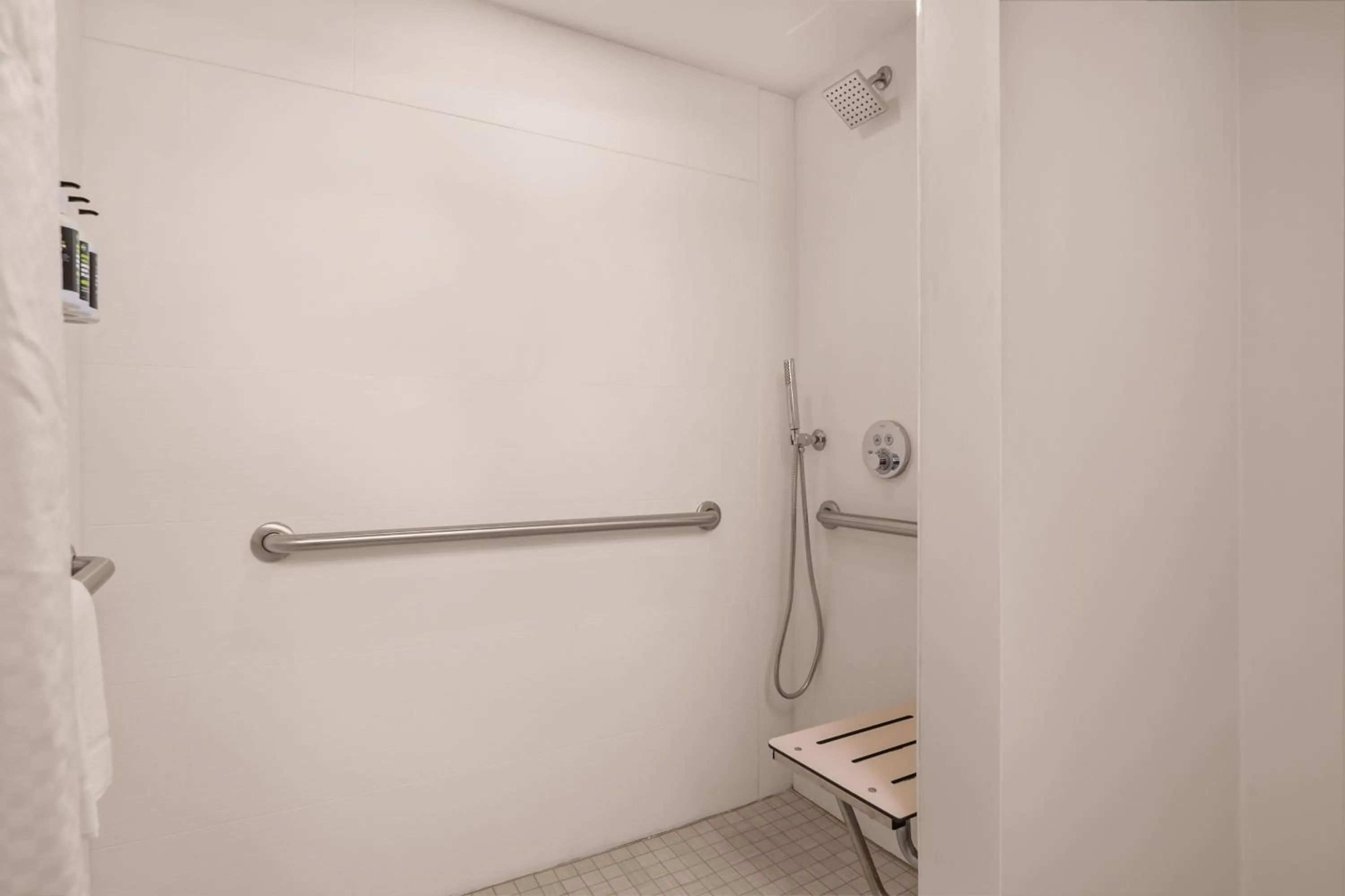 Shower in B&B HOTEL Orlando International Drive near Universal - Newly Renovated!