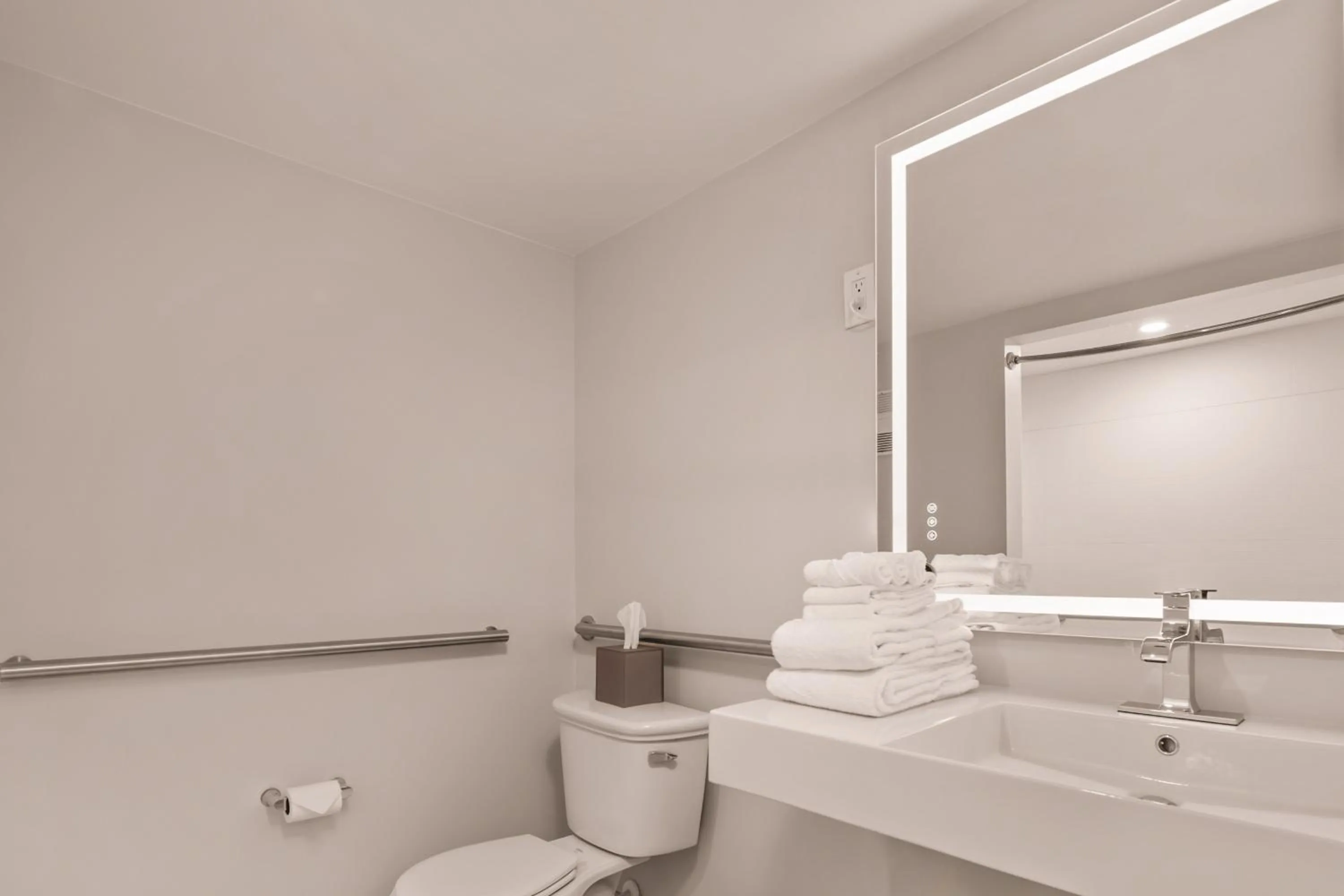 Bathroom in B&B HOTEL Orlando International Drive near Universal - Newly Renovated!