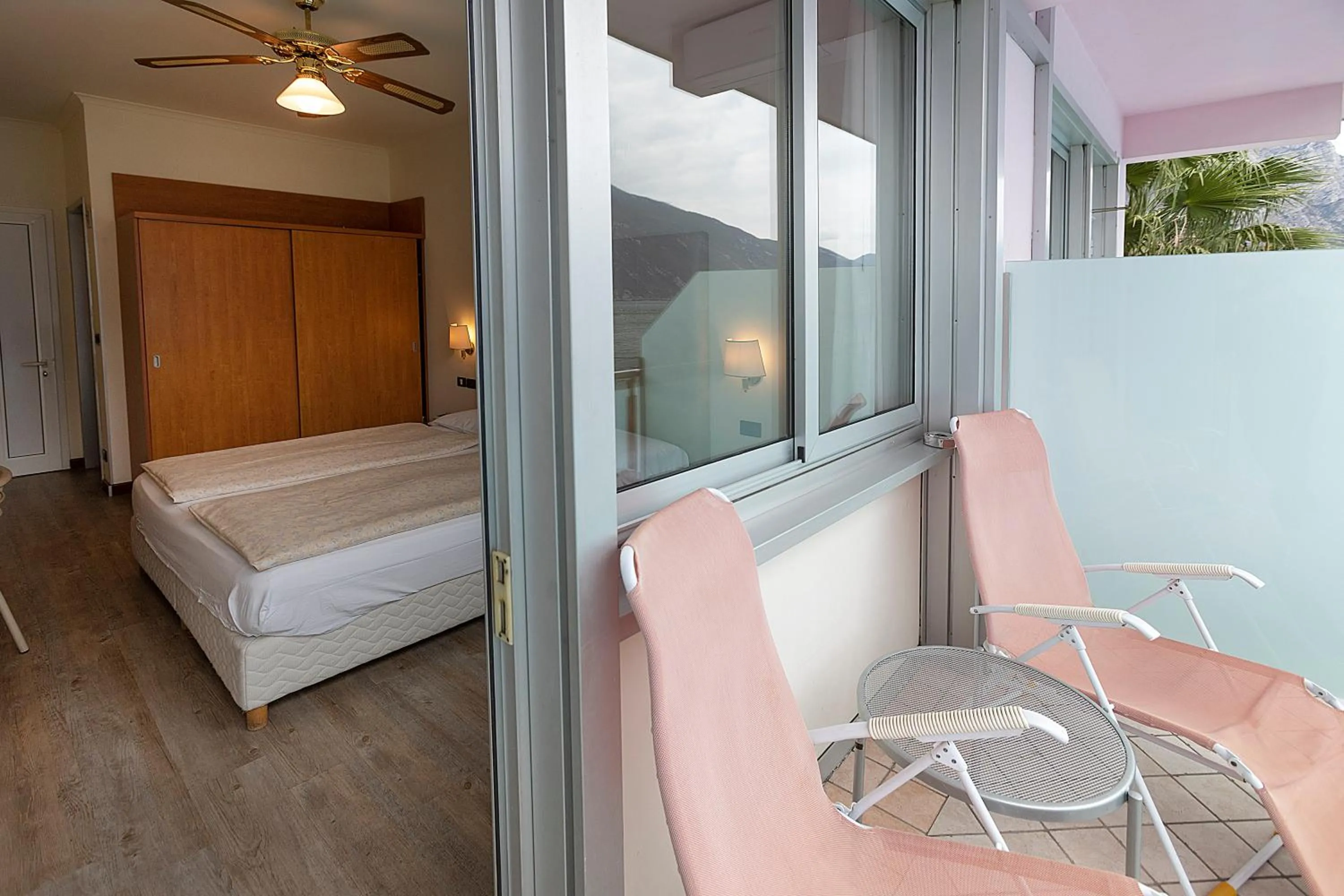 Balcony/Terrace, Bed in Hotel Ideal