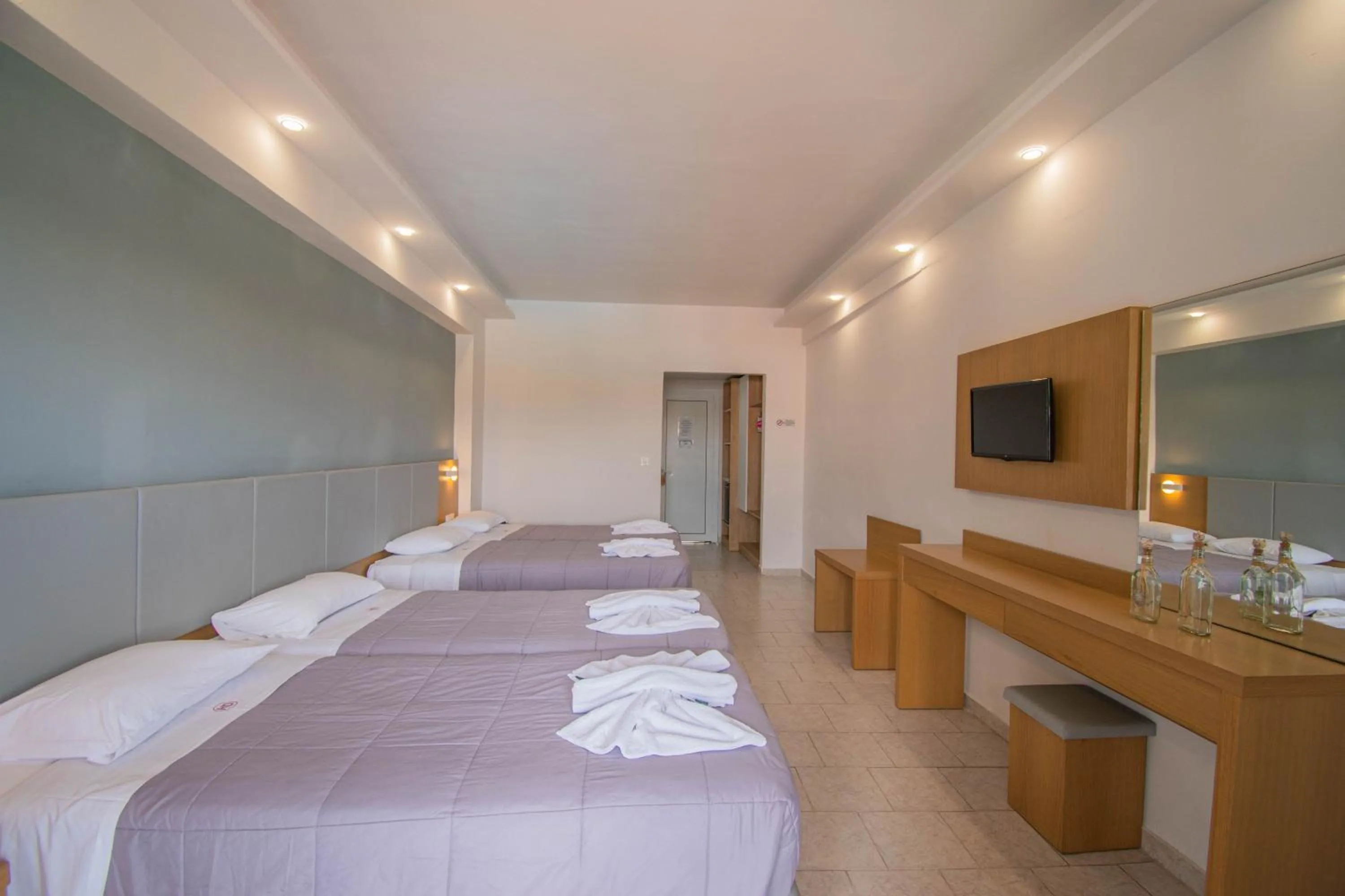 Bed in Dennys Inn Hotel