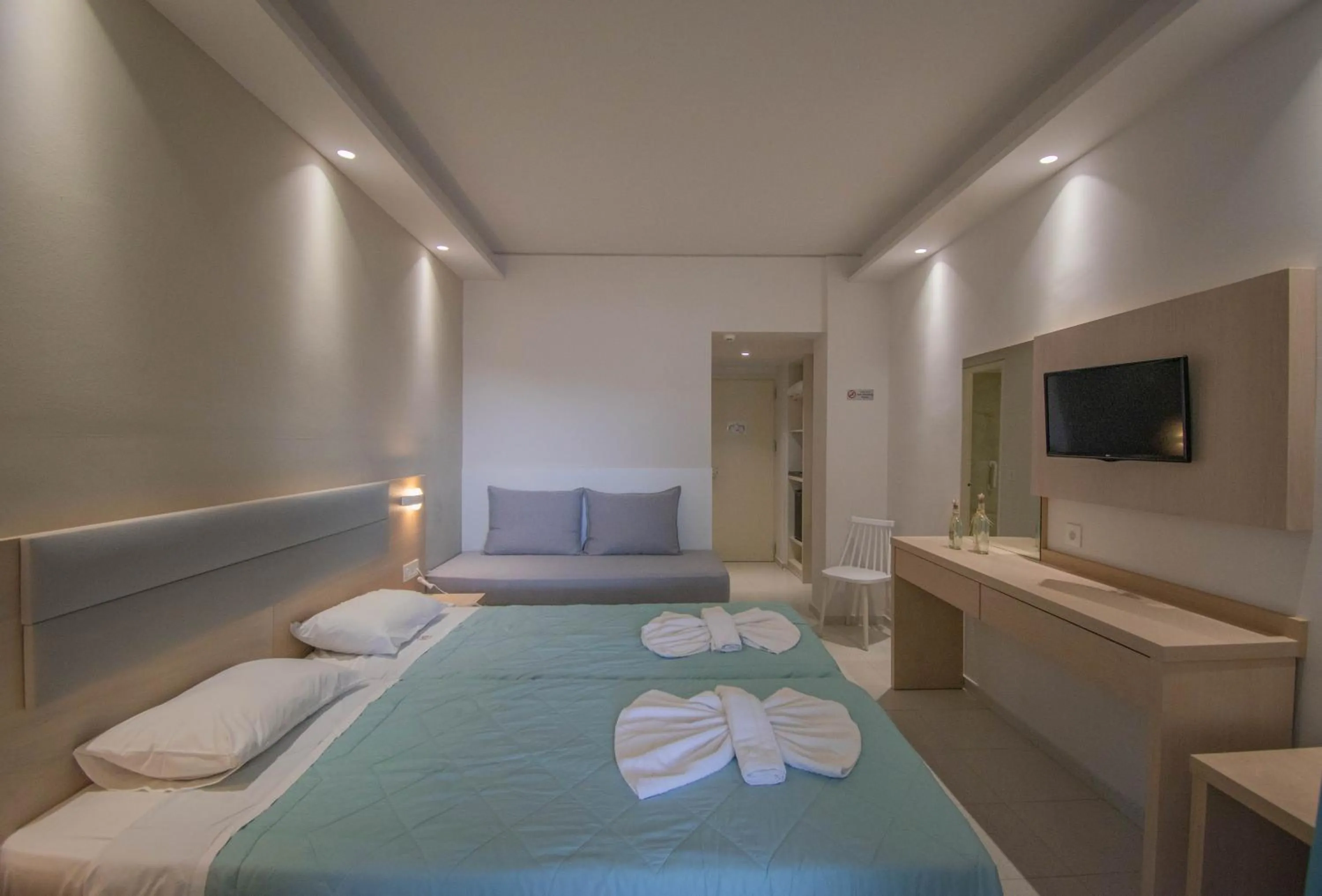 Bed in Dennys Inn Hotel