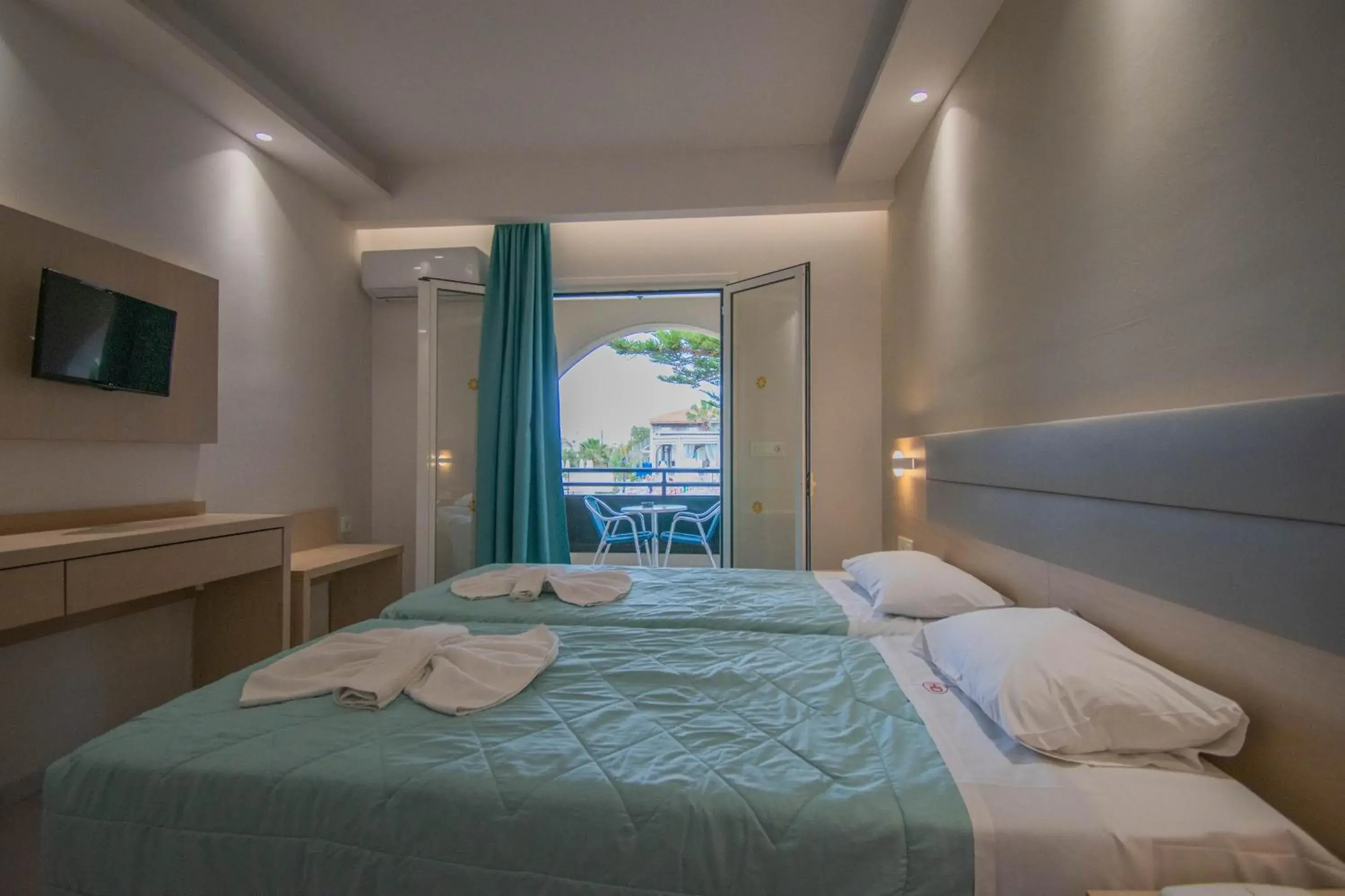 Bed in Dennys Inn Hotel Bed in Dennys Inn Hotel