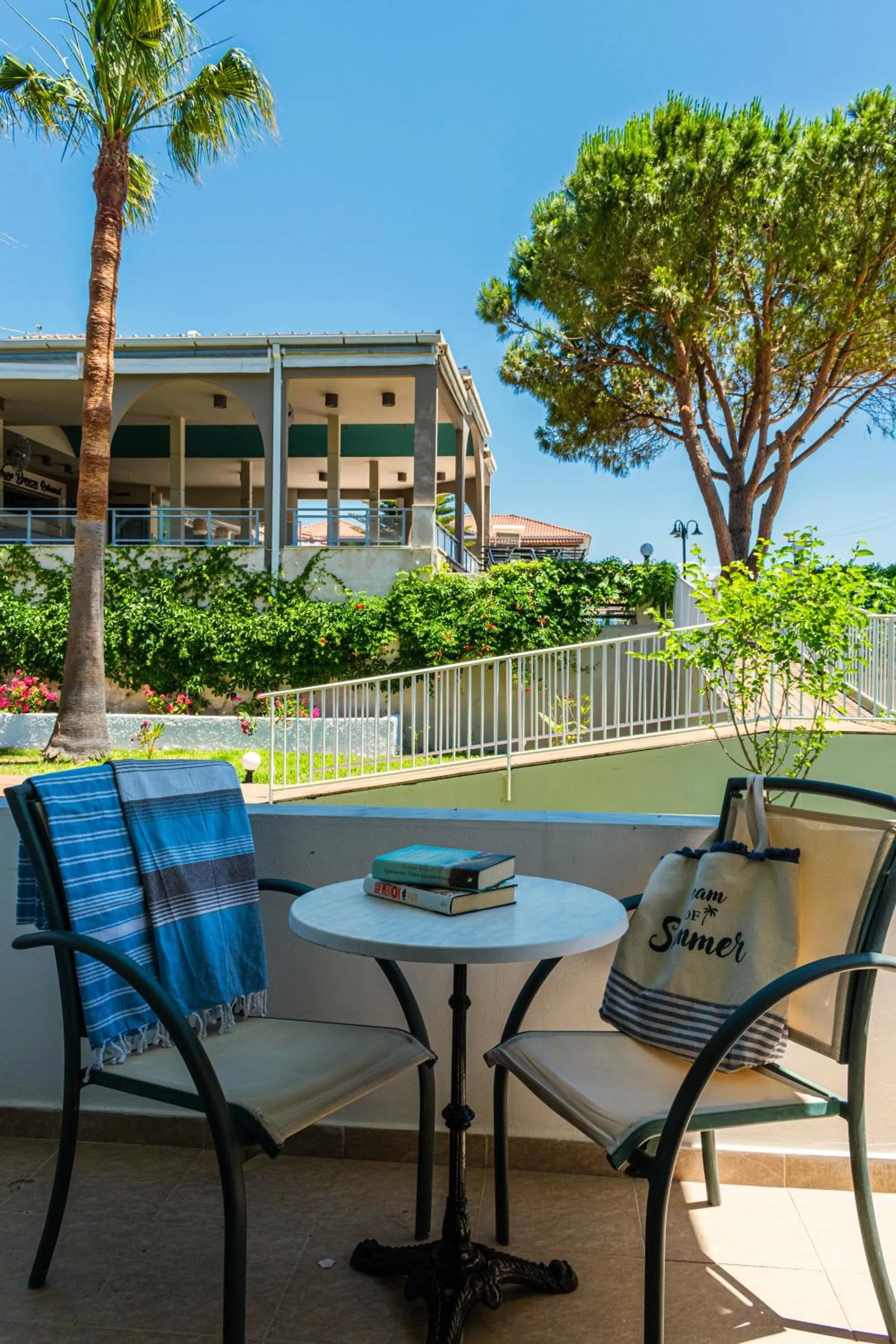 Patio in Dennys Inn Hotel